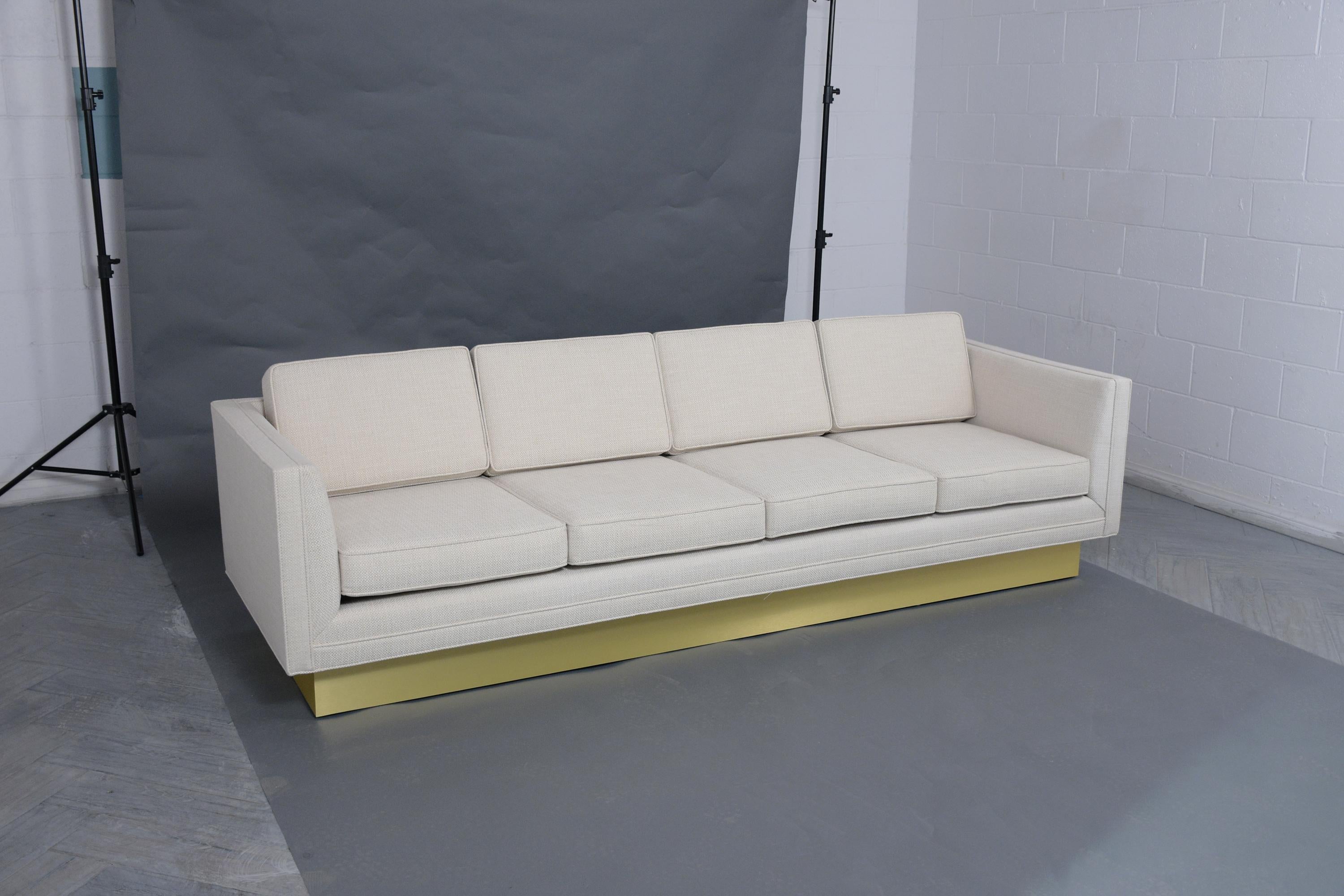 Restauriertes Executive-Sofa im Vintage-Stil der 1960er Jahre: Mid-Century Modern Luxury (Beschichtet) im Angebot