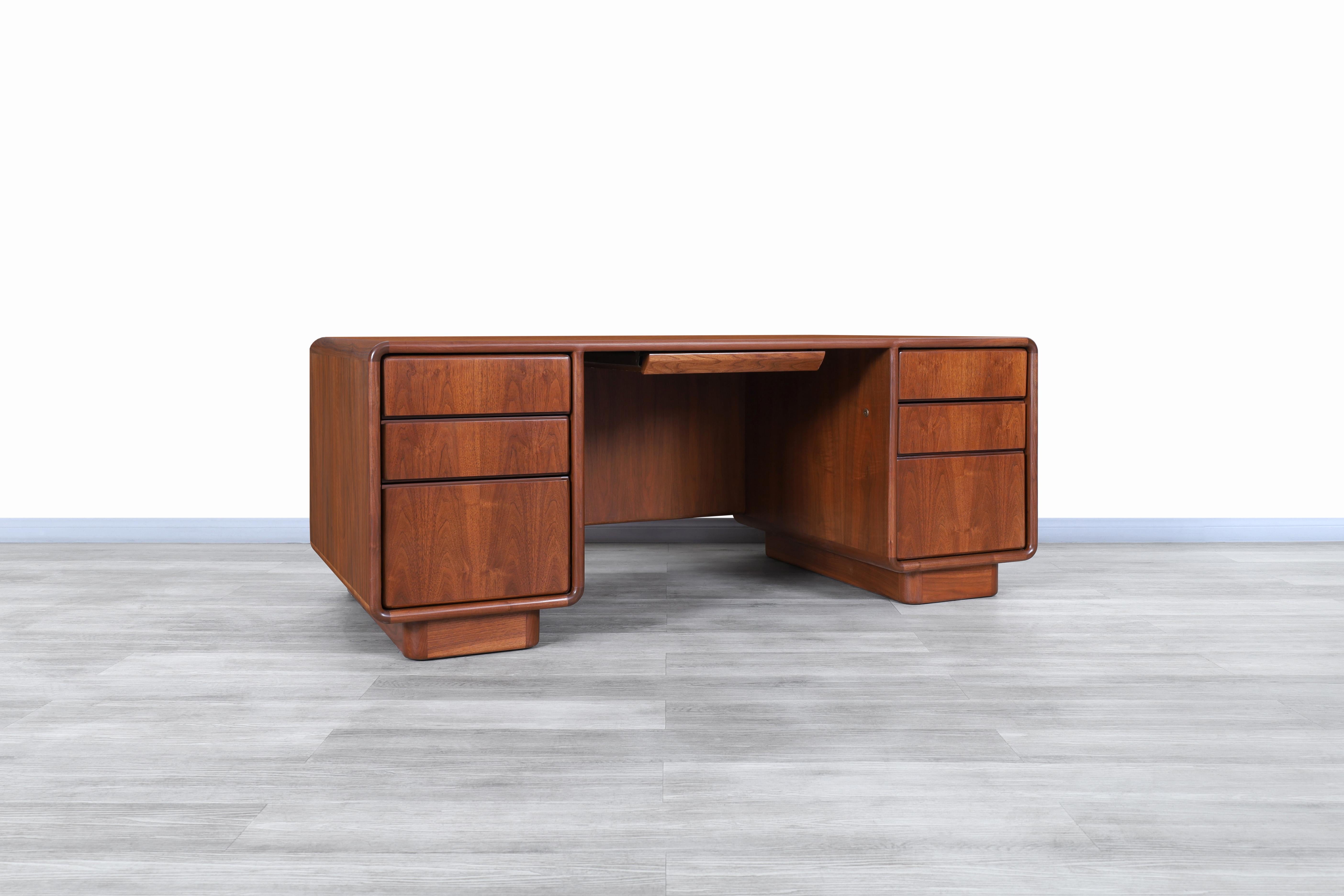 Mid-Century Modern Executive Solid Walnut Desk In Excellent Condition In North Hollywood, CA