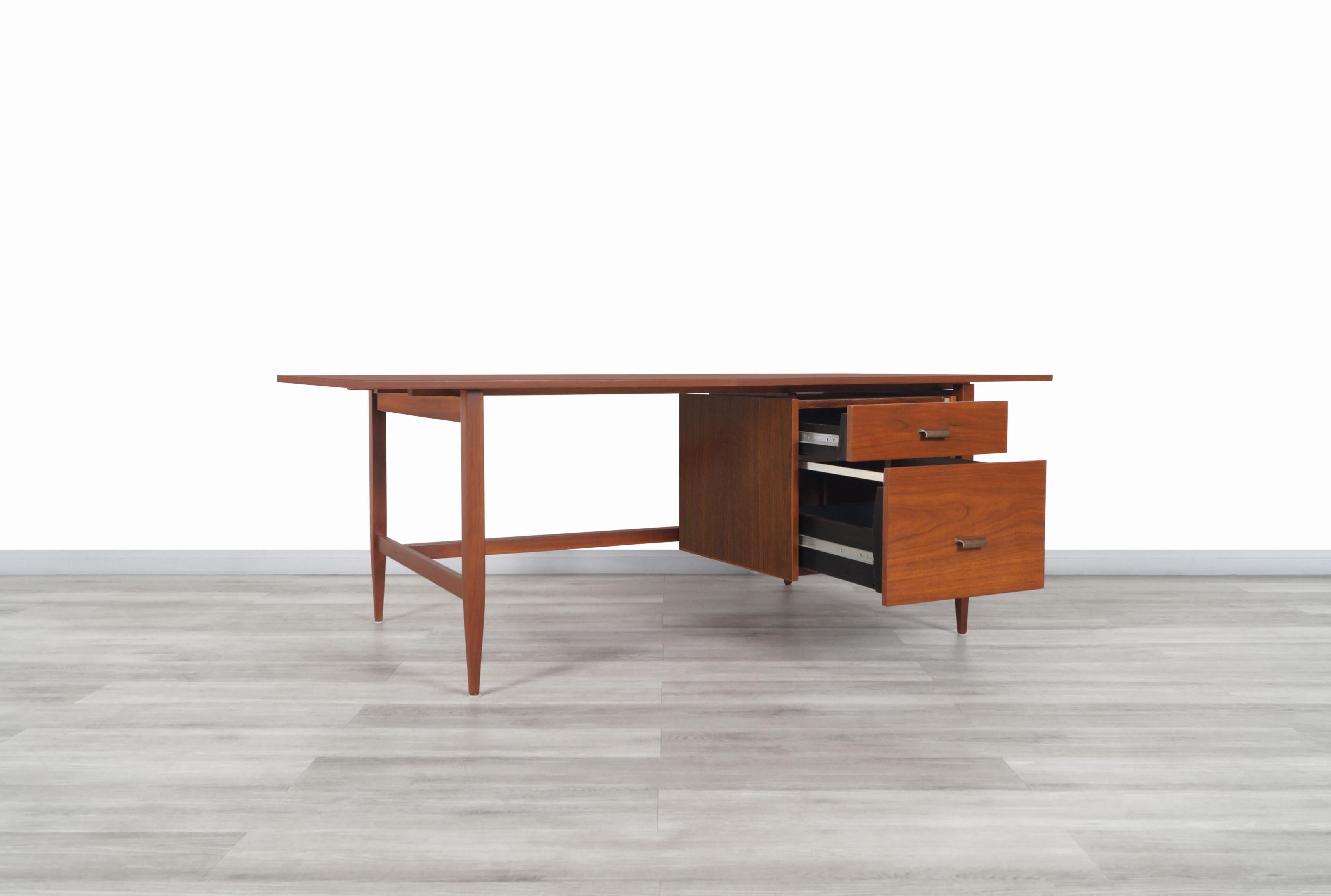 Mid-Century Modern Executive Walnut Desk In Excellent Condition In North Hollywood, CA