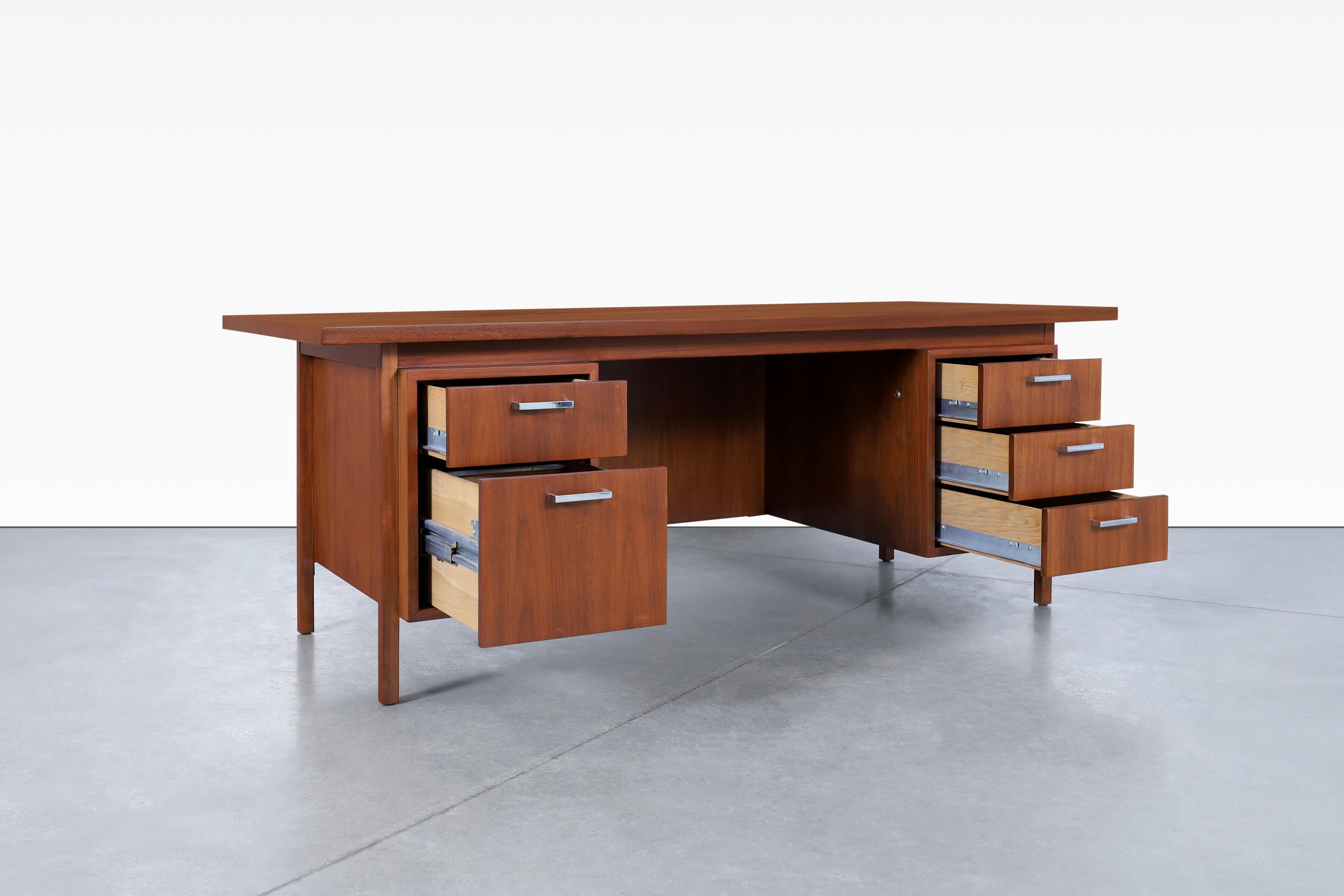 Mid Century Modern Executive Walnut Desk In Excellent Condition For Sale In North Hollywood, CA