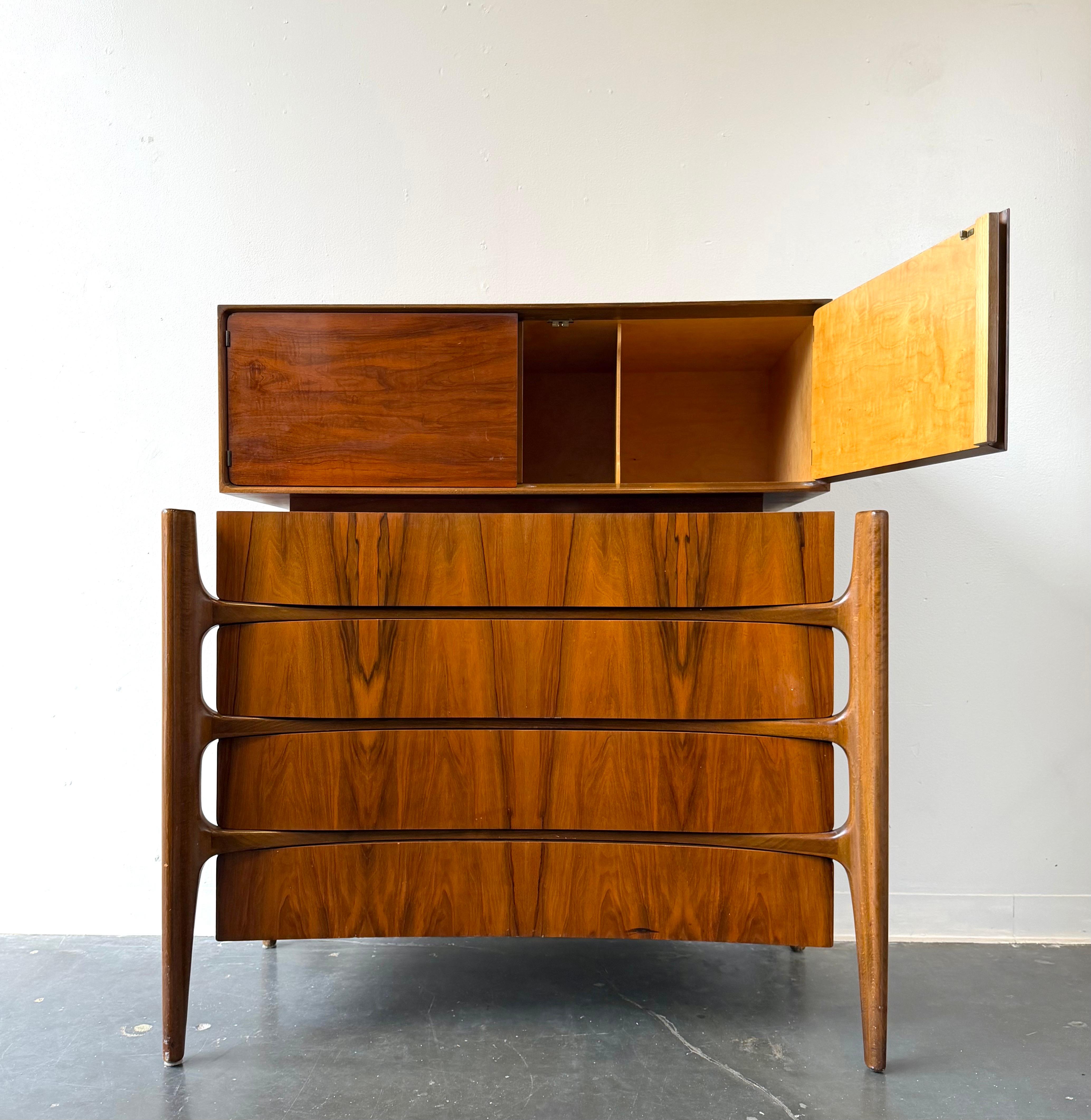 Cassapanca da collezione in noce con esoscheletro scolpito, disegnata da William Hinn nel 1960 circa.

William Hinn era un designer di origine americana il cui lavoro negli anni '50 per la Swedish Furniture Guild Collection'S ha catturato l'essenza