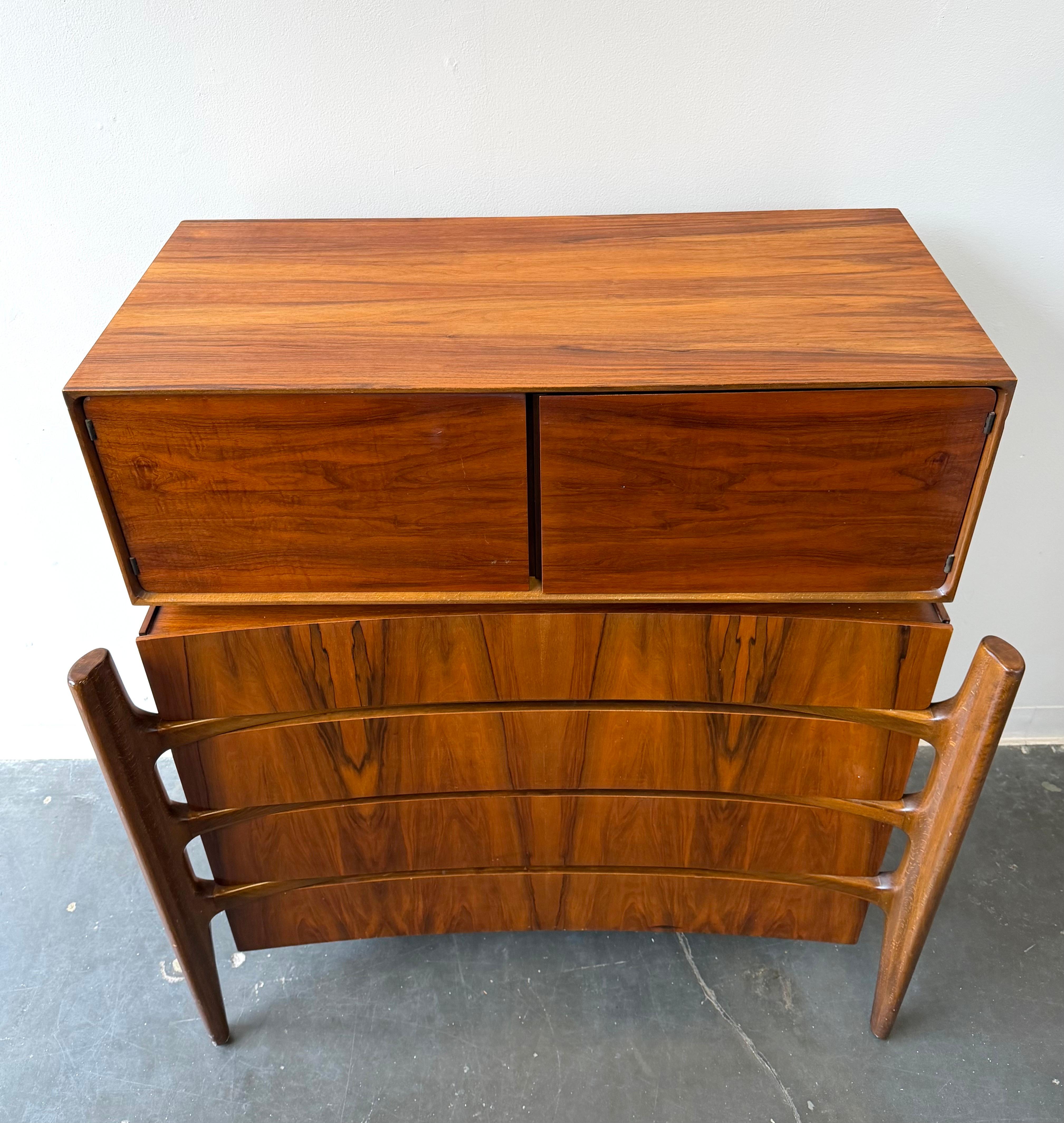 Metà XX secolo Comò Highboy con esoscheletro di William Hinn, metà del secolo scorso