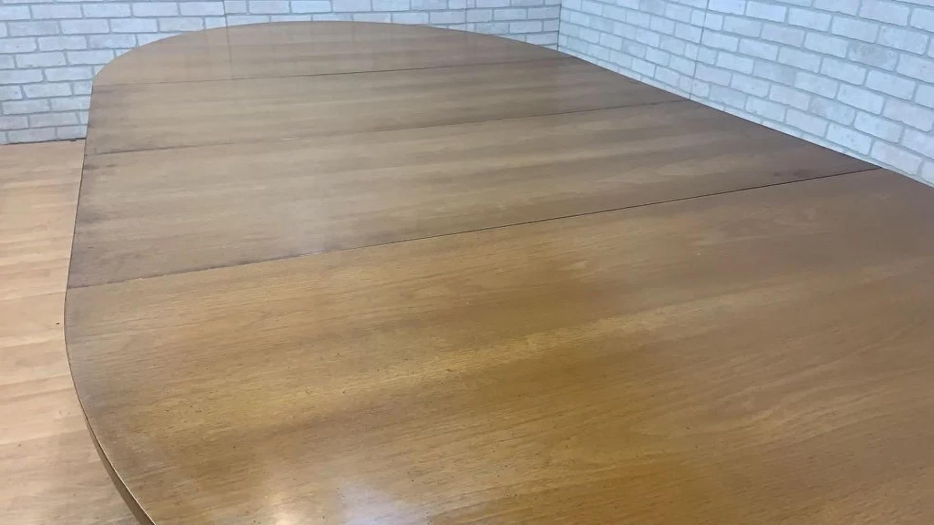 Mid Century Modern Expandable Oval Dining Table with 3 Leaves In Good Condition In Chicago, IL