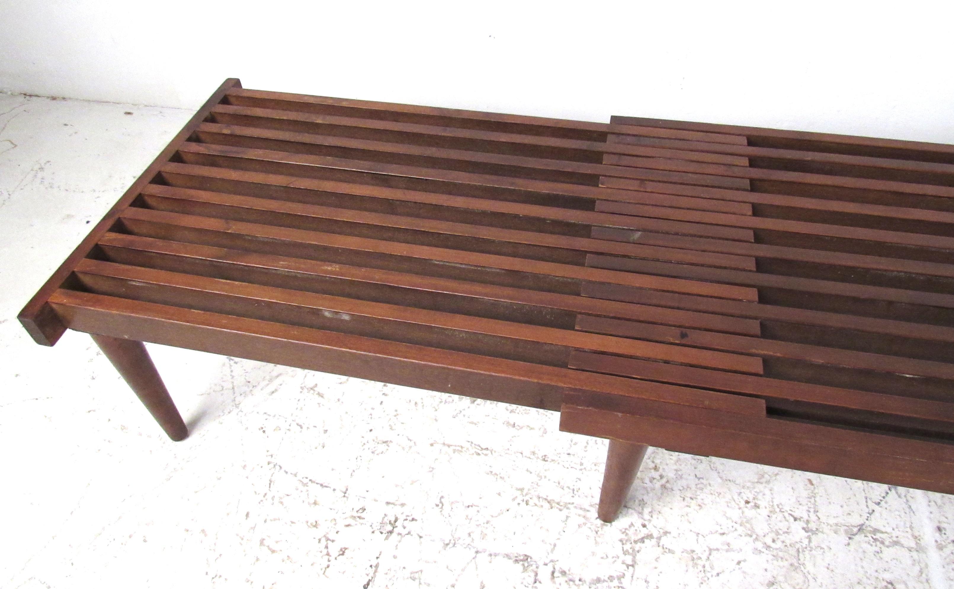 Mid-Century Modern Expandable Slat Bench In Good Condition In Brooklyn, NY