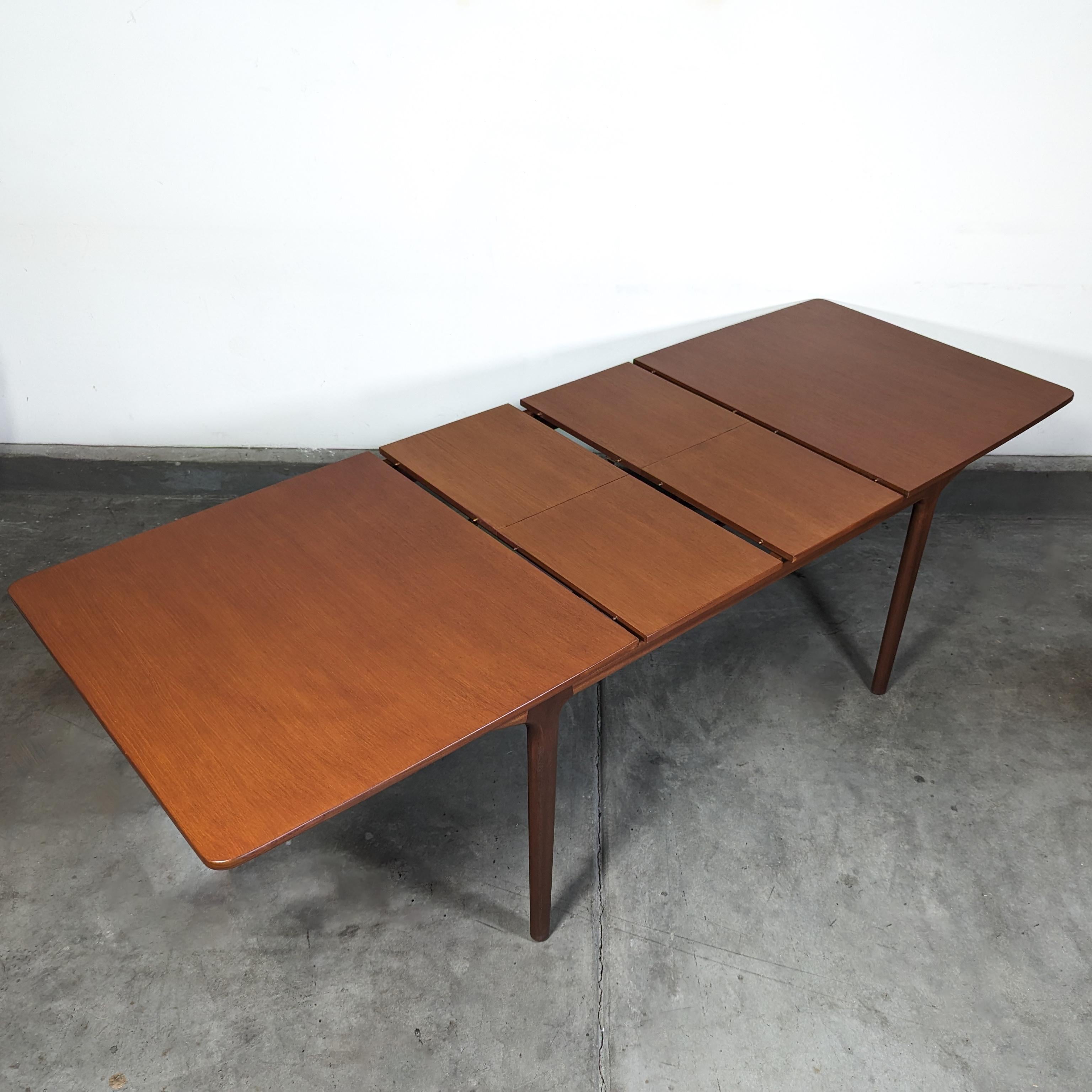Mid Century Modern Expandable Teak Dining Table By McIntosh, c1960s In Excellent Condition In Chino Hills, CA