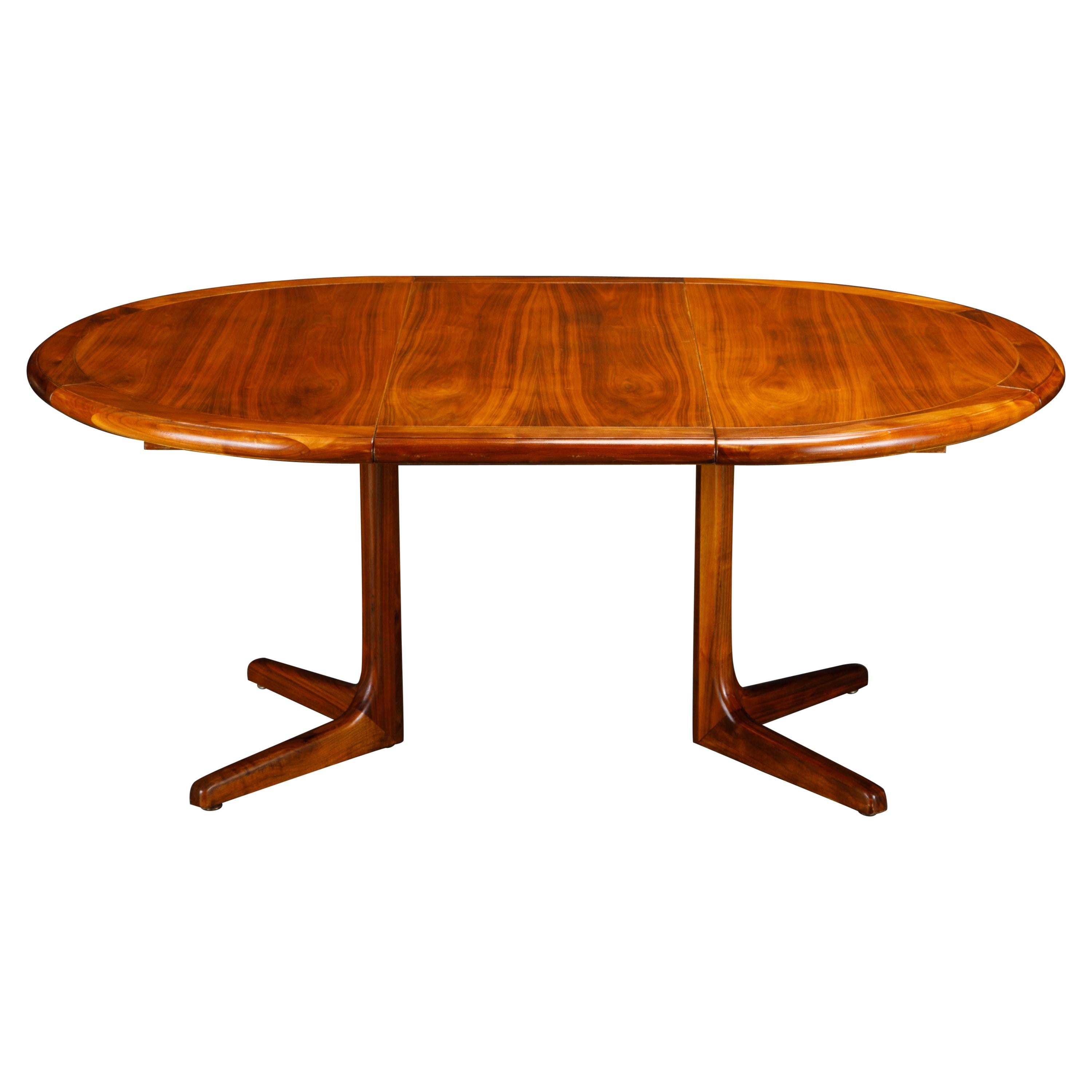 Mid-Century Modern Expandable Walnut Dining or Conference Table, circa 1960s