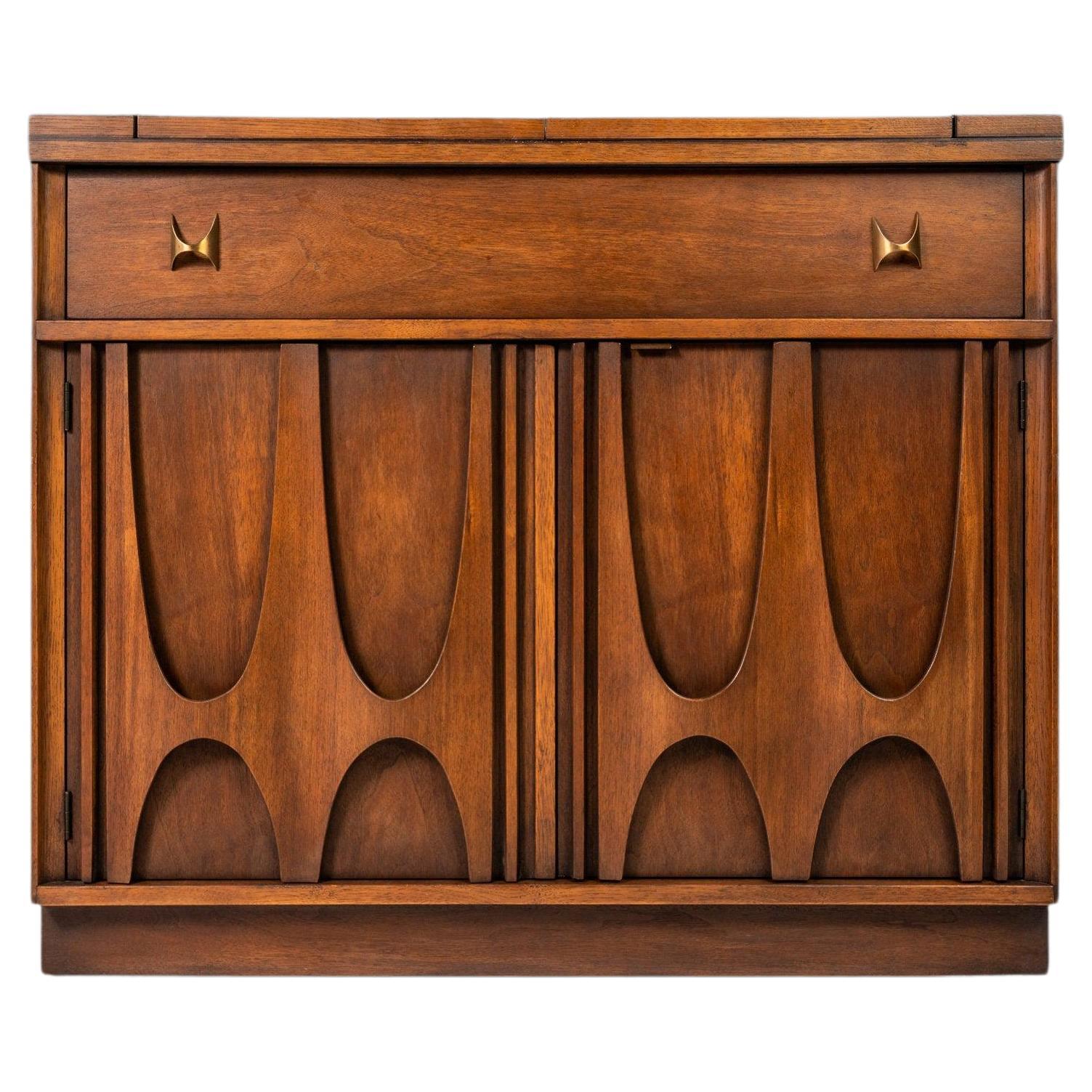 Mid Century Modern Expanding Brasilia Bar in Walnut by Broyhill, USA, c. 1960s For Sale