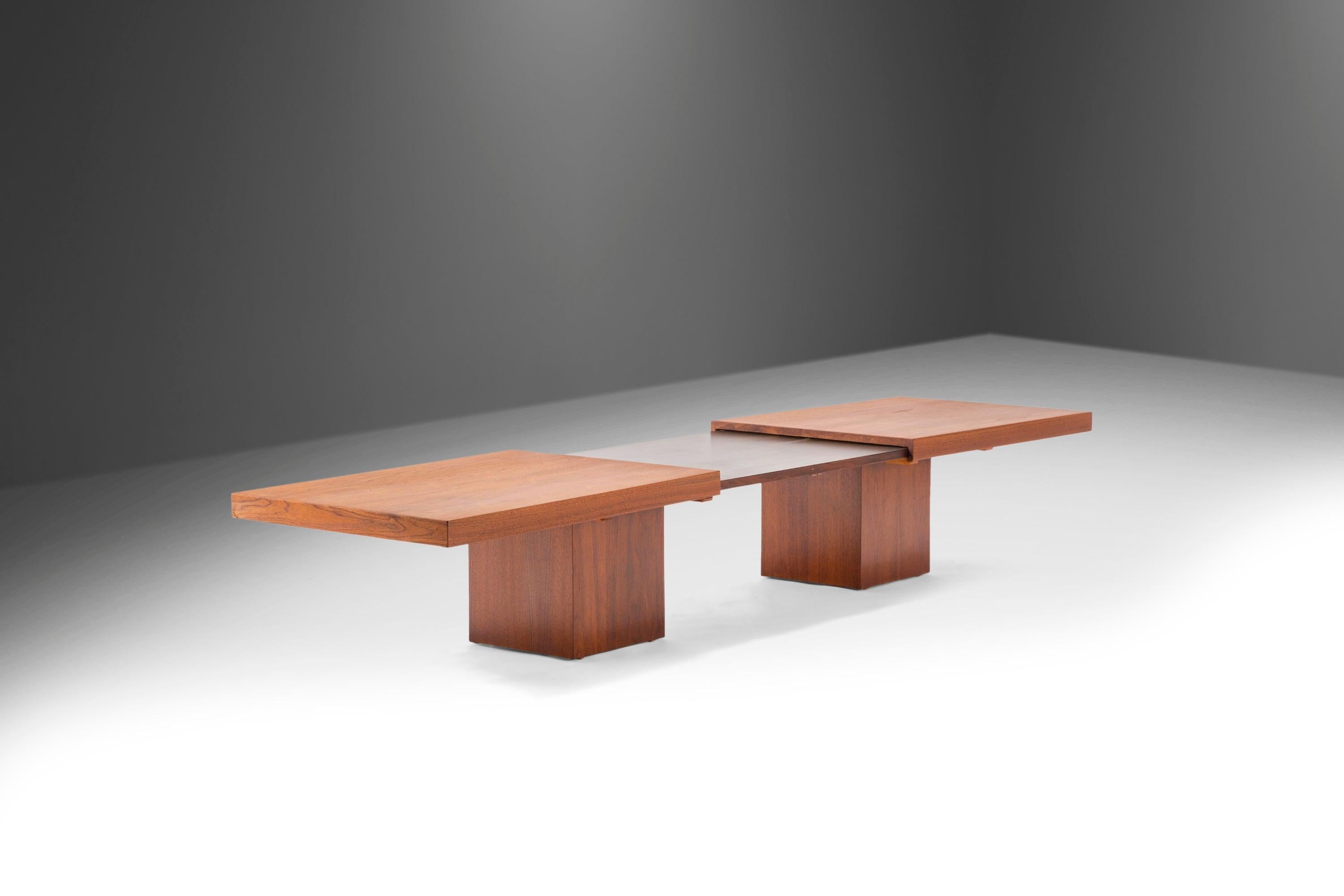 Une conception exquise de John Keal pour Brown Saltman. La conception de la table extensible permet d'utiliser une surface supplémentaire et de la ranger. Cet élément de conception est idéal pour les boissons ou les hors-d'œuvre lors d'une fête ou