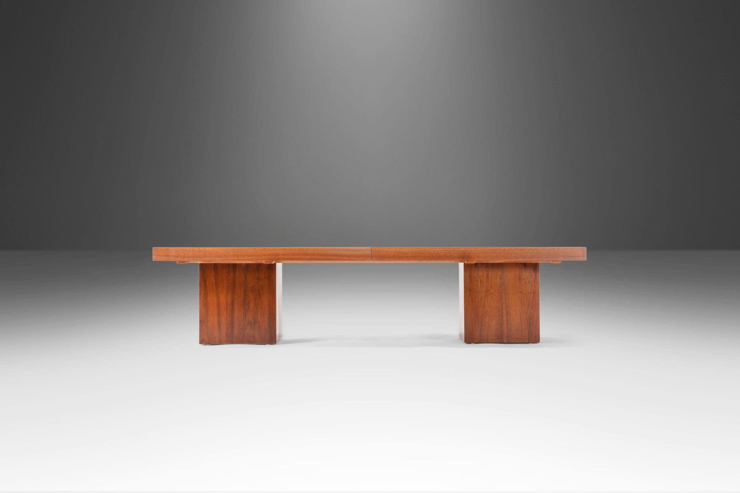 Américain Table basse extensible en noyer et formica de John Keal pour Brown Saltman, années 1960 en vente