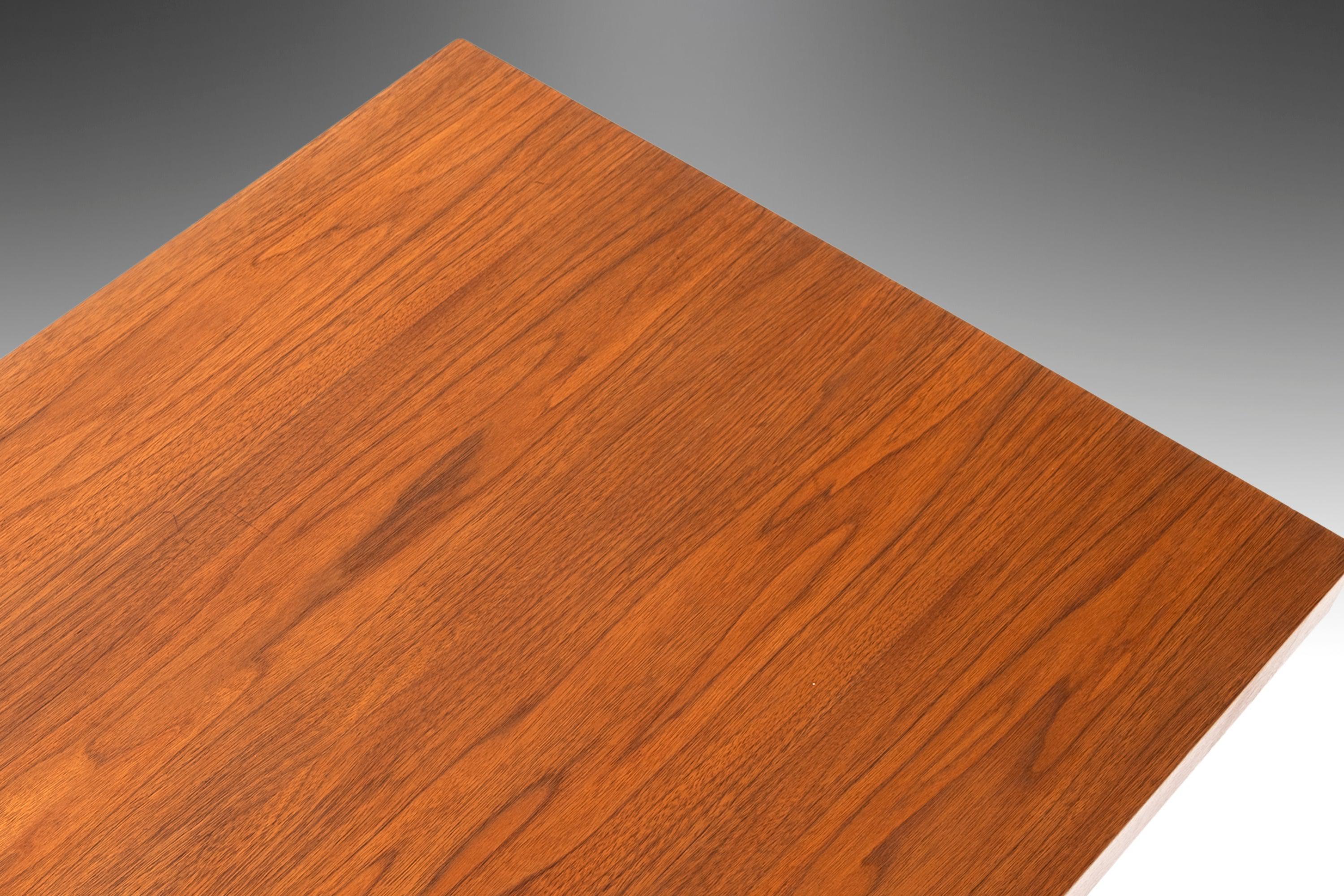 Ausziehbarer Couchtisch aus Nussbaum und Formica von John Keal für Brown Saltman, 1960er Jahre im Zustand „Gut“ im Angebot in Deland, FL
