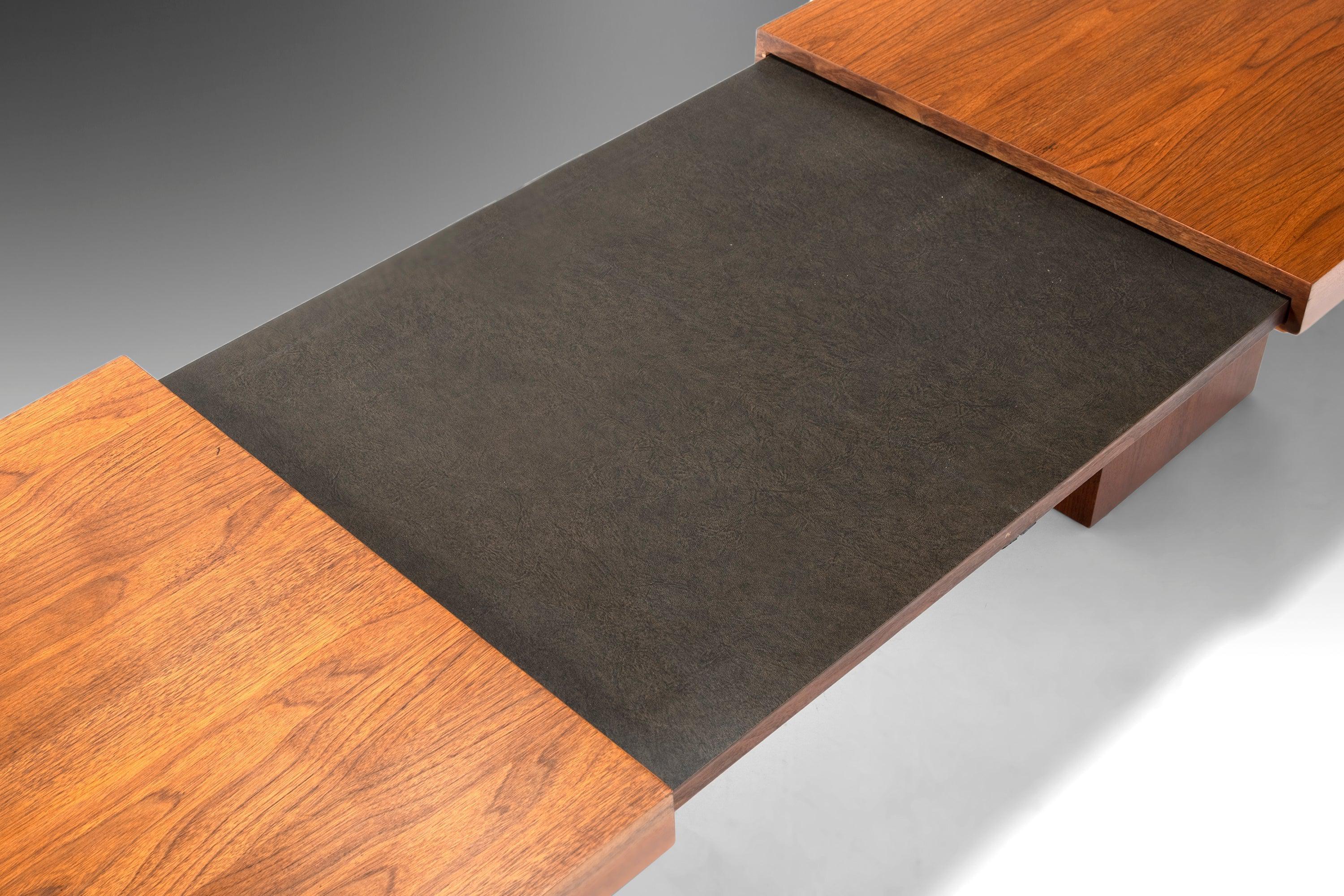 Noyer Table basse extensible en noyer et formica de John Keal pour Brown Saltman, années 1960 en vente