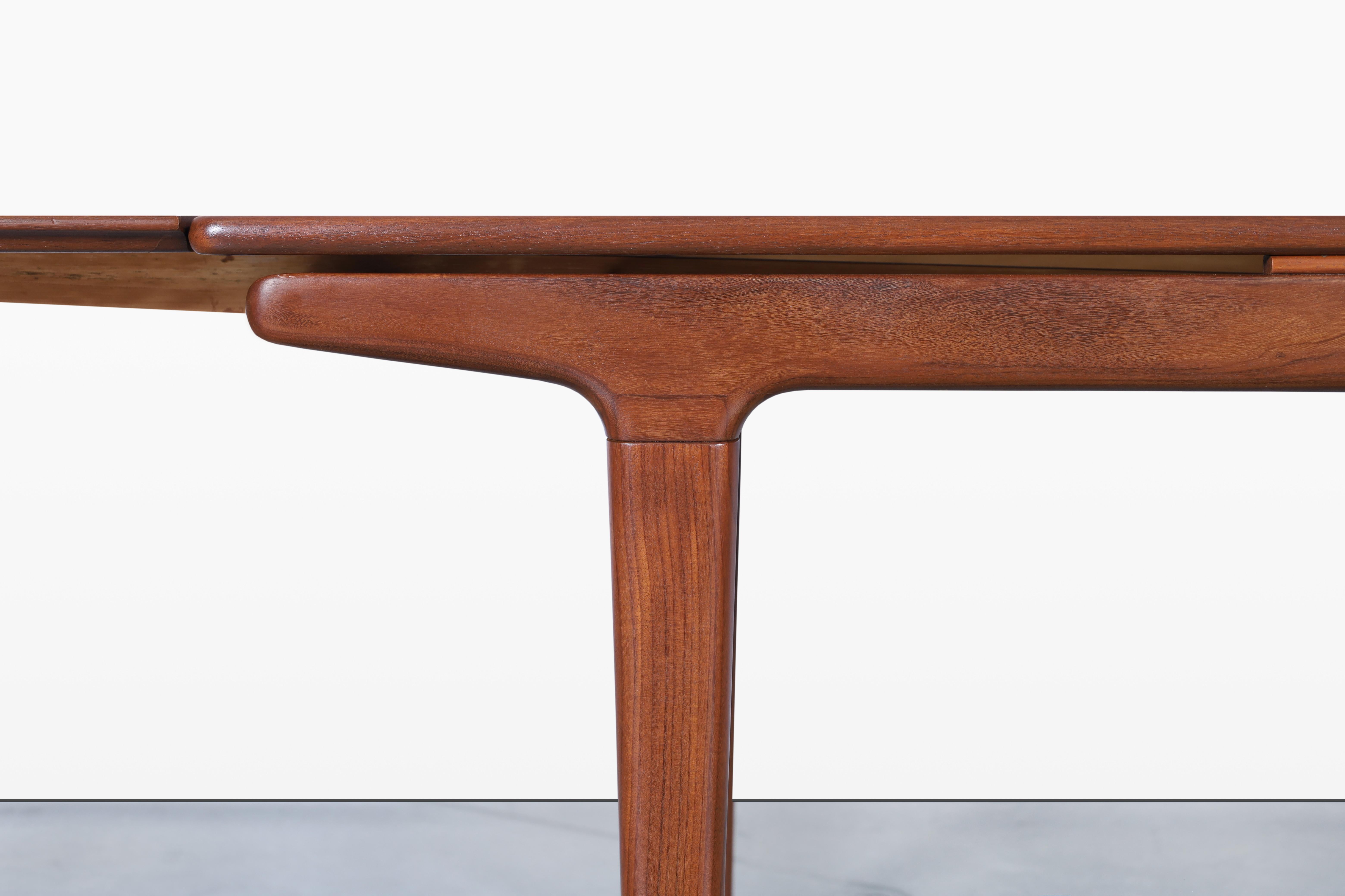 Danish Mid-Century Modern Expanding Teak Dining Table by Johannes Andersen For Sale