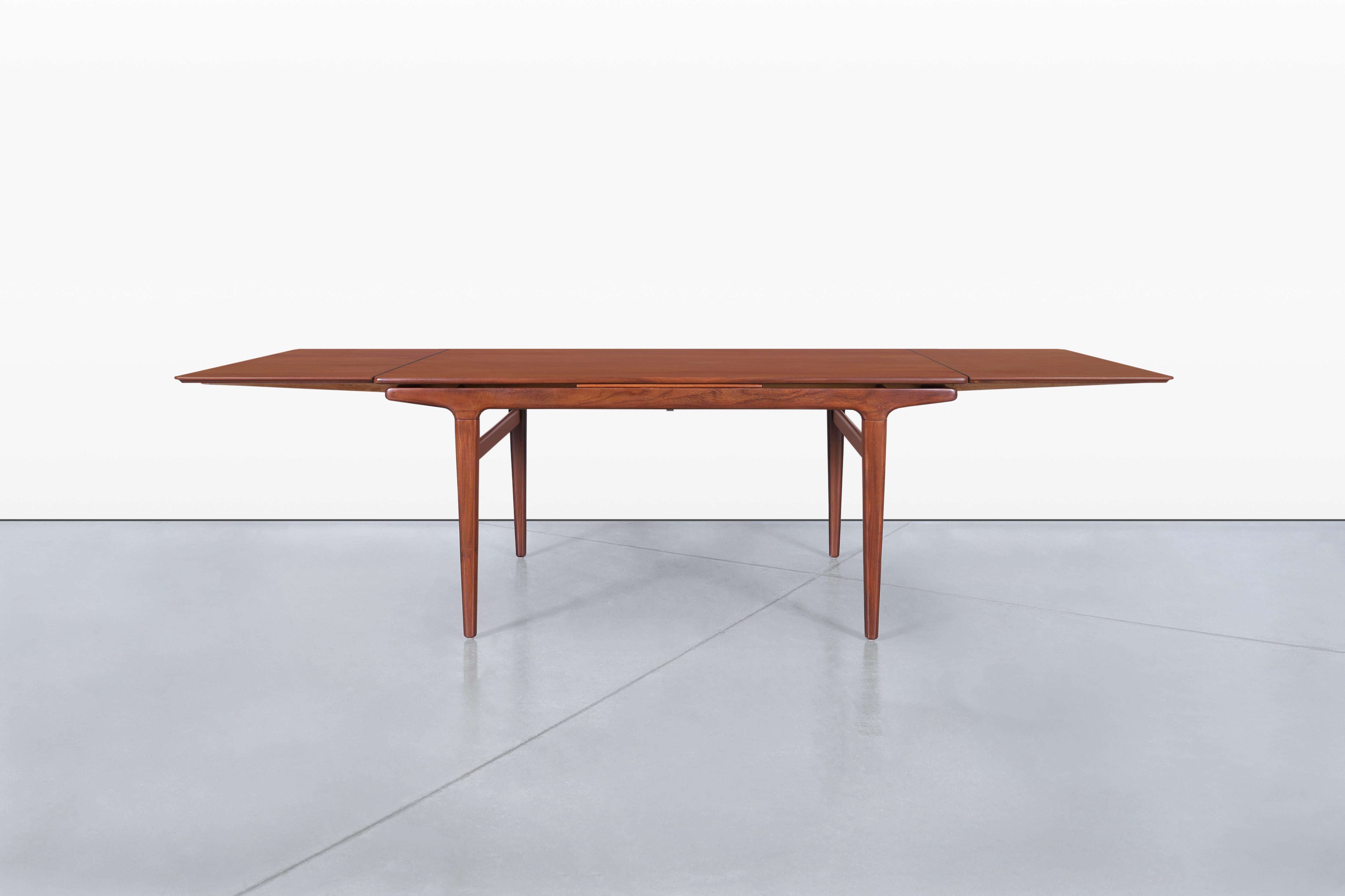 Mid-Century Modern Expanding Teak Dining Table by Johannes Andersen In Excellent Condition For Sale In North Hollywood, CA