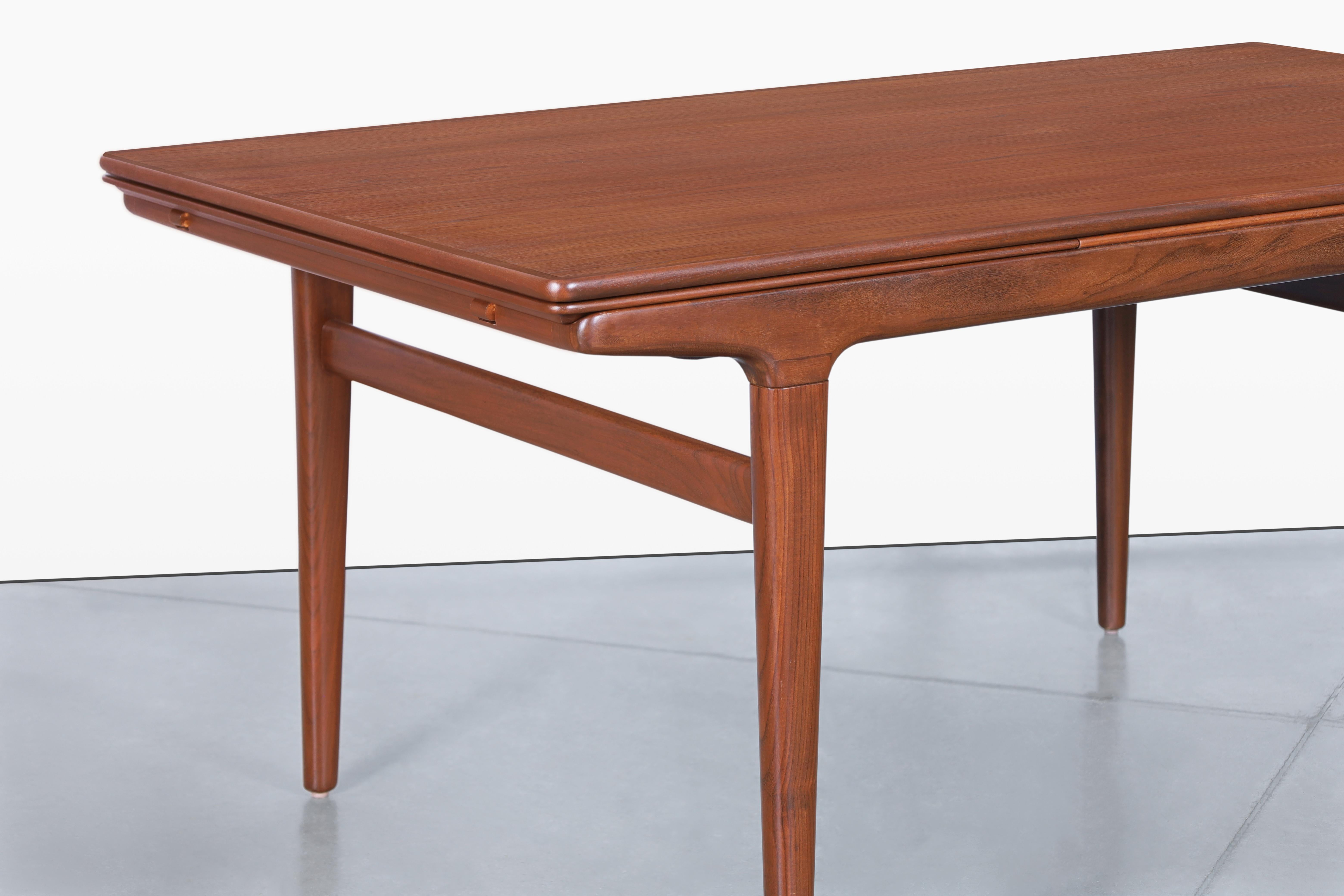 Mid-Century Modern Expanding Teak Dining Table by Johannes Andersen For Sale 1
