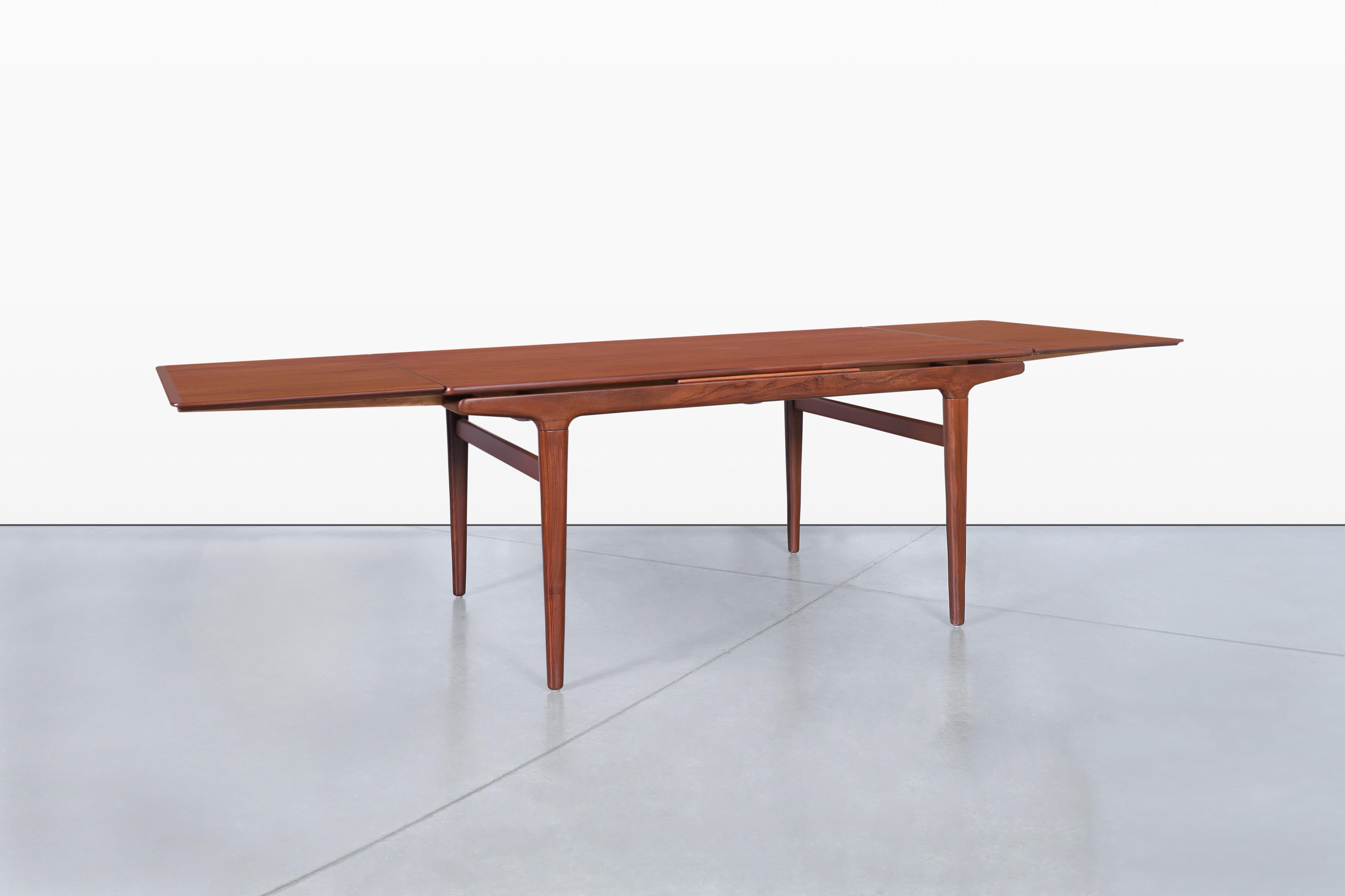 Mid-Century Modern Expanding Teak Dining Table by Johannes Andersen For Sale 2