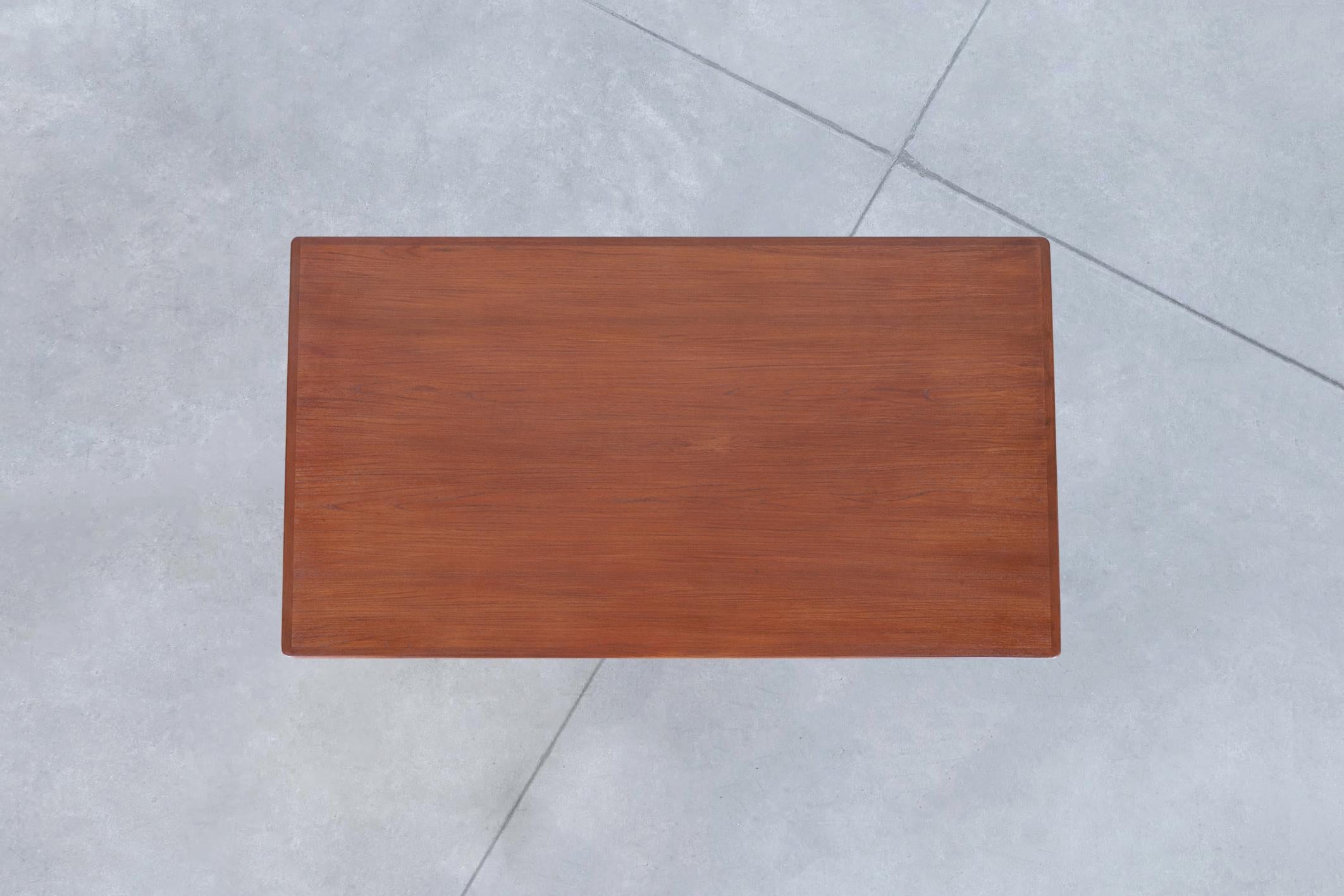 Mid-Century Modern Expanding Teak Dining Table by Johannes Andersen For Sale 4