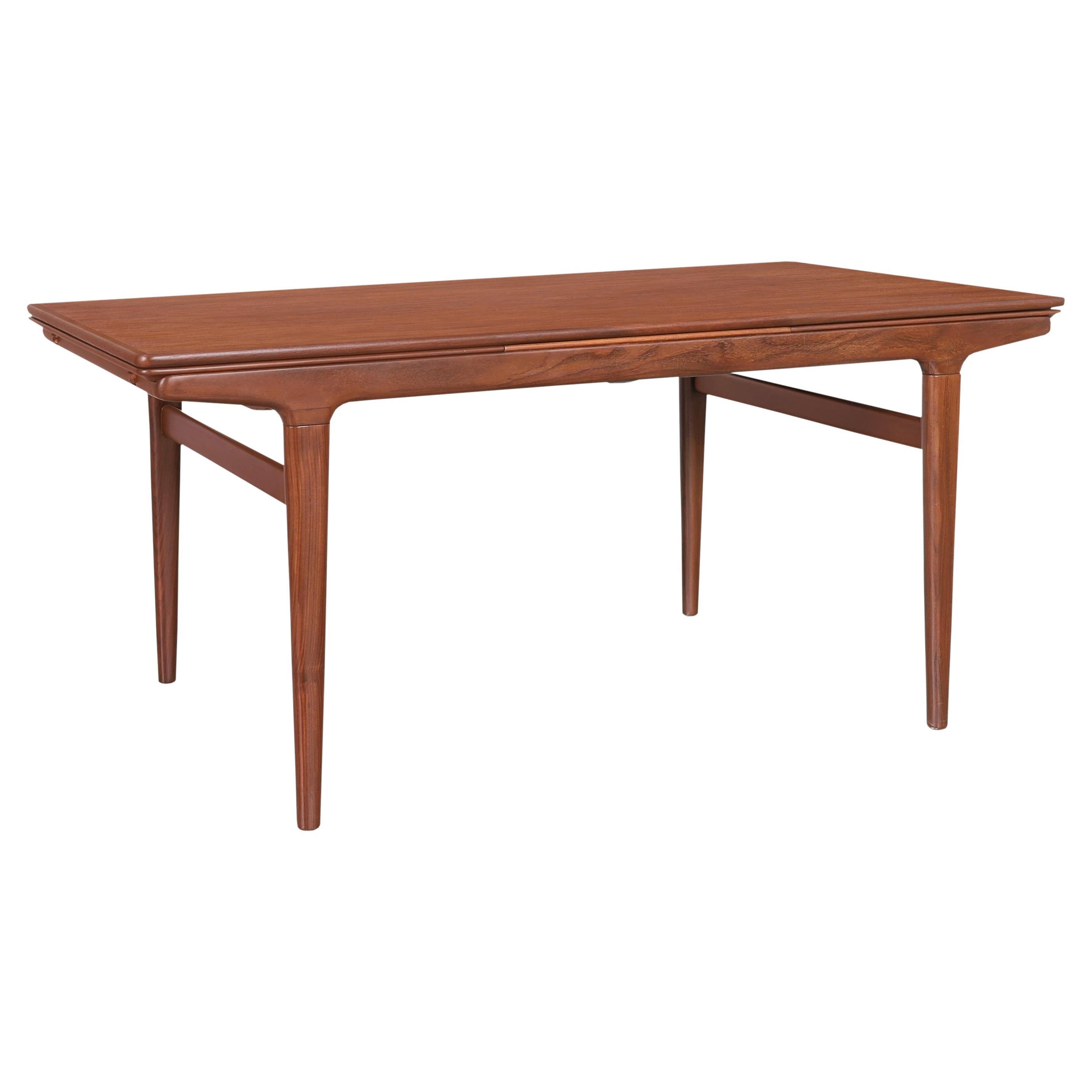 Mid-Century Modern Expanding Teak Dining Table by Johannes Andersen For Sale