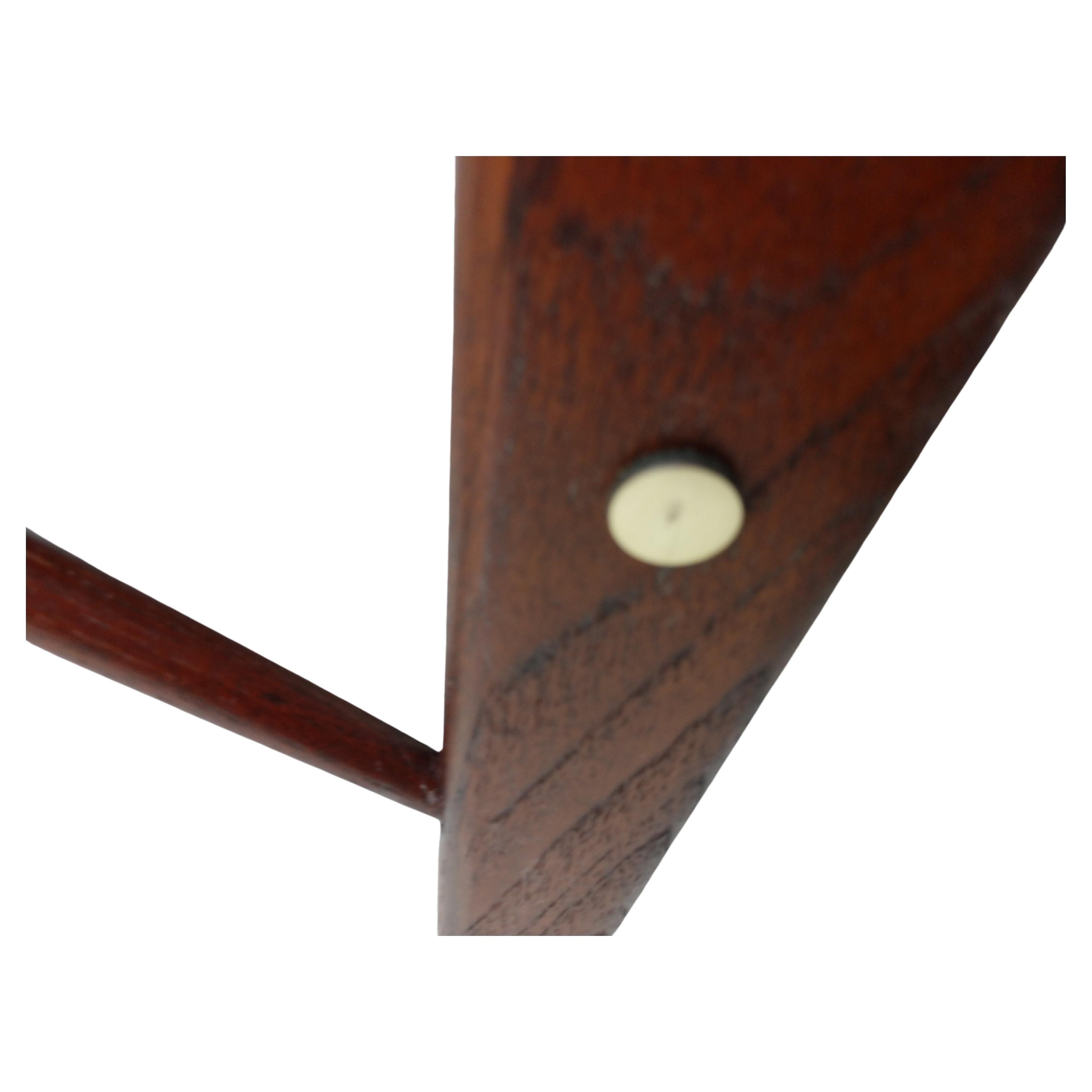 Fabulosa mesa de cóctel expansible procedente de Holanda. Creados en nogal, los dos extremos se despliegan para revelar una pieza central negra. Los herrajes a la vista y las camillas de soporte en ángulo forman parte del diseño arquitectónico.