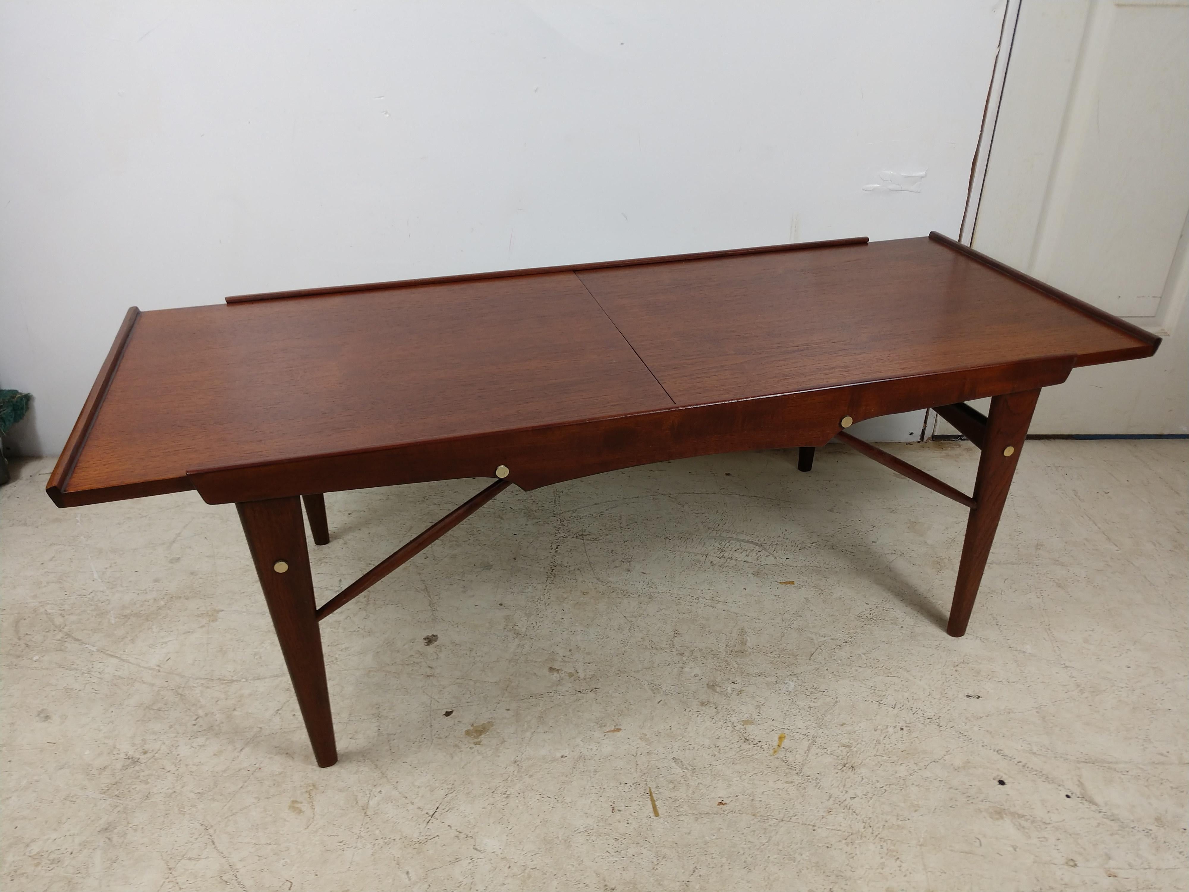 Mid-Century Modern Expanding Walnut Cocktail Table from the Netherlands For Sale 4