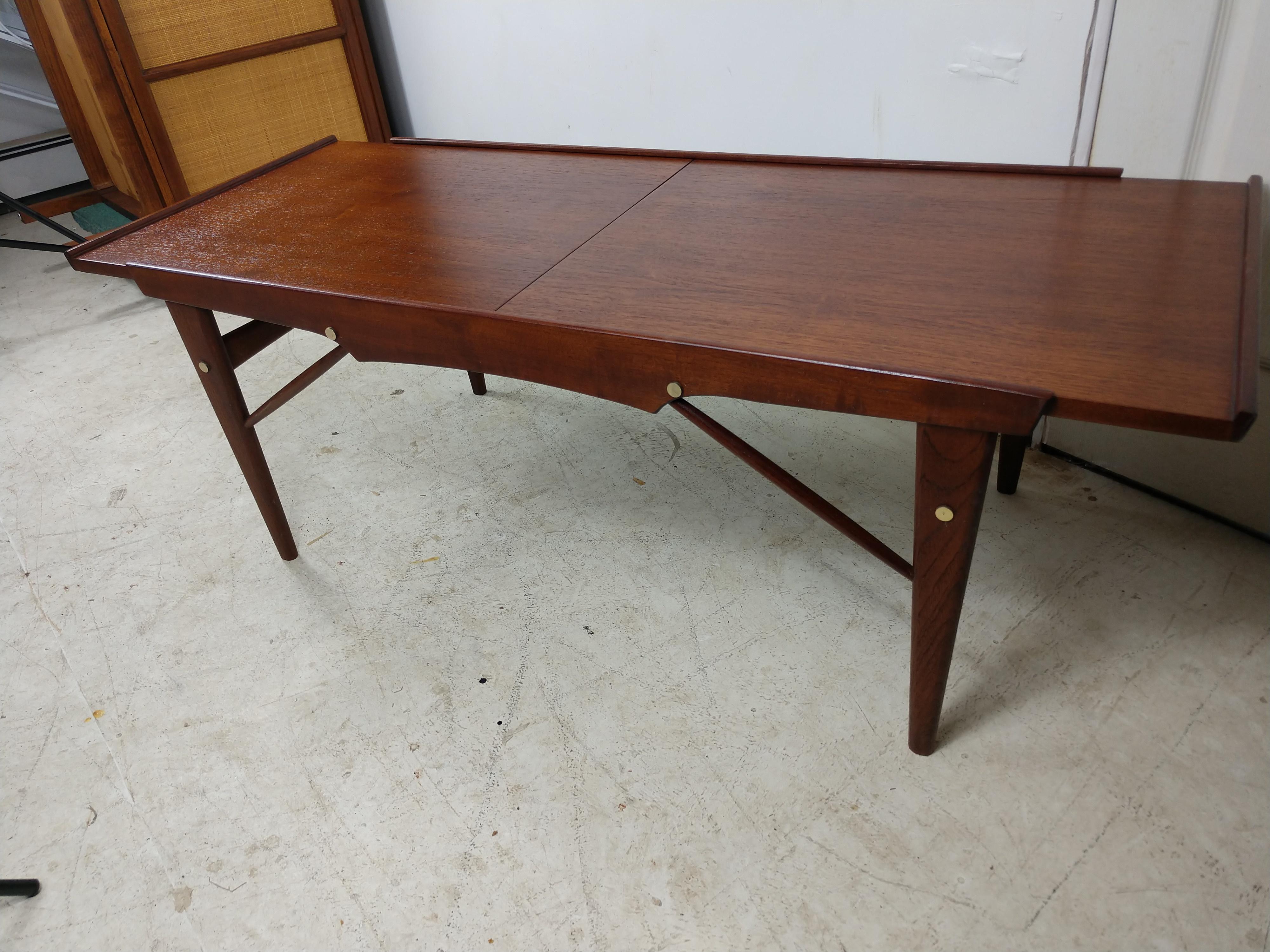 Mid-Century Modern Expanding Walnut Cocktail Table from the Netherlands In Good Condition For Sale In Port Jervis, NY