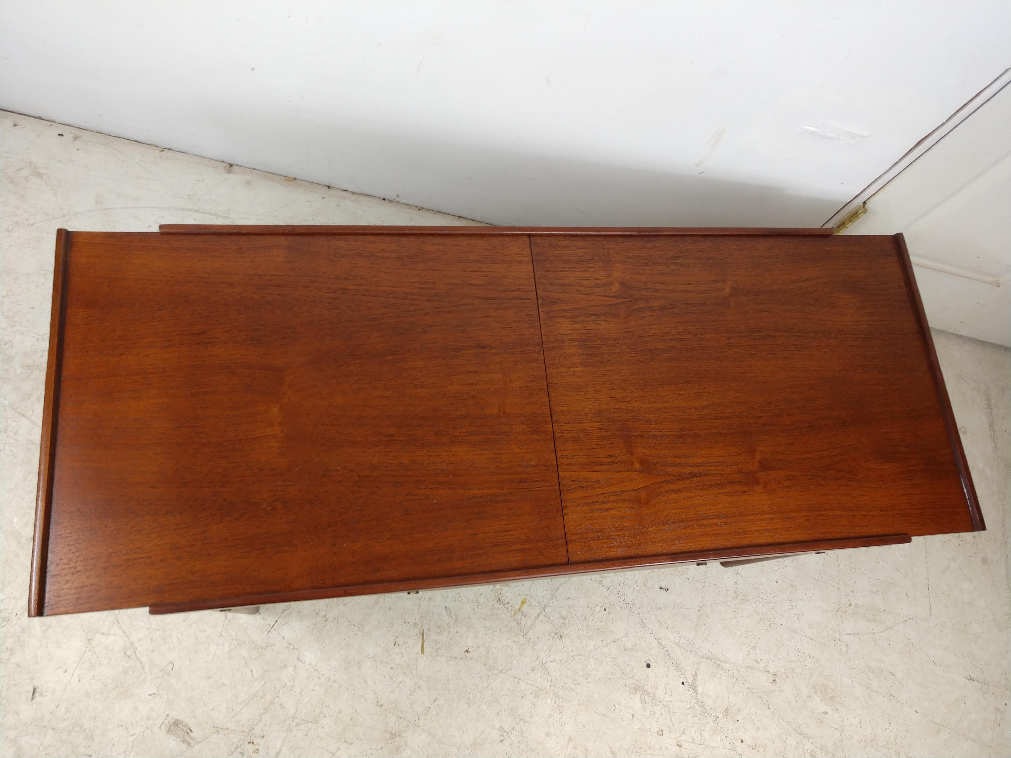 Mid-Century Modern Expanding Walnut Cocktail Table from the Netherlands For Sale 2
