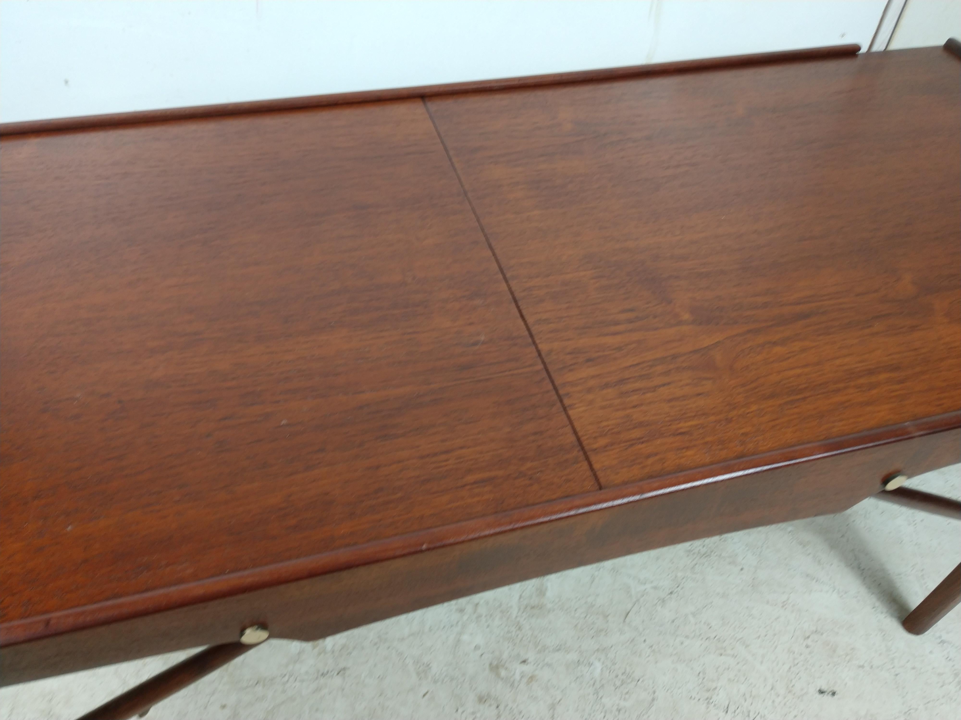 Mid-Century Modern Expanding Walnut Cocktail Table from the Netherlands For Sale 3