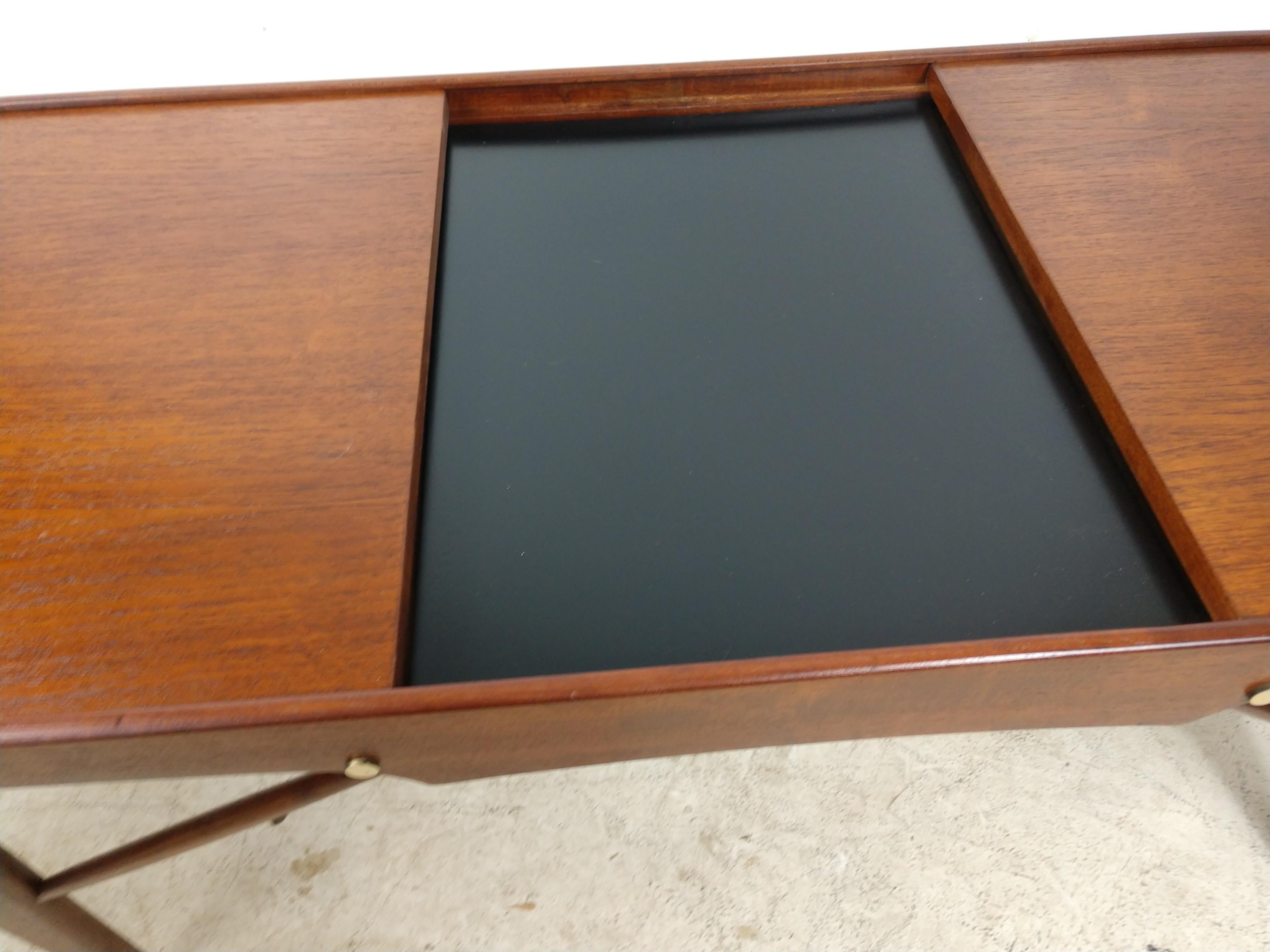 Mid-Century Modern Expanding Walnut Cocktail Table from the Netherlands For Sale 4