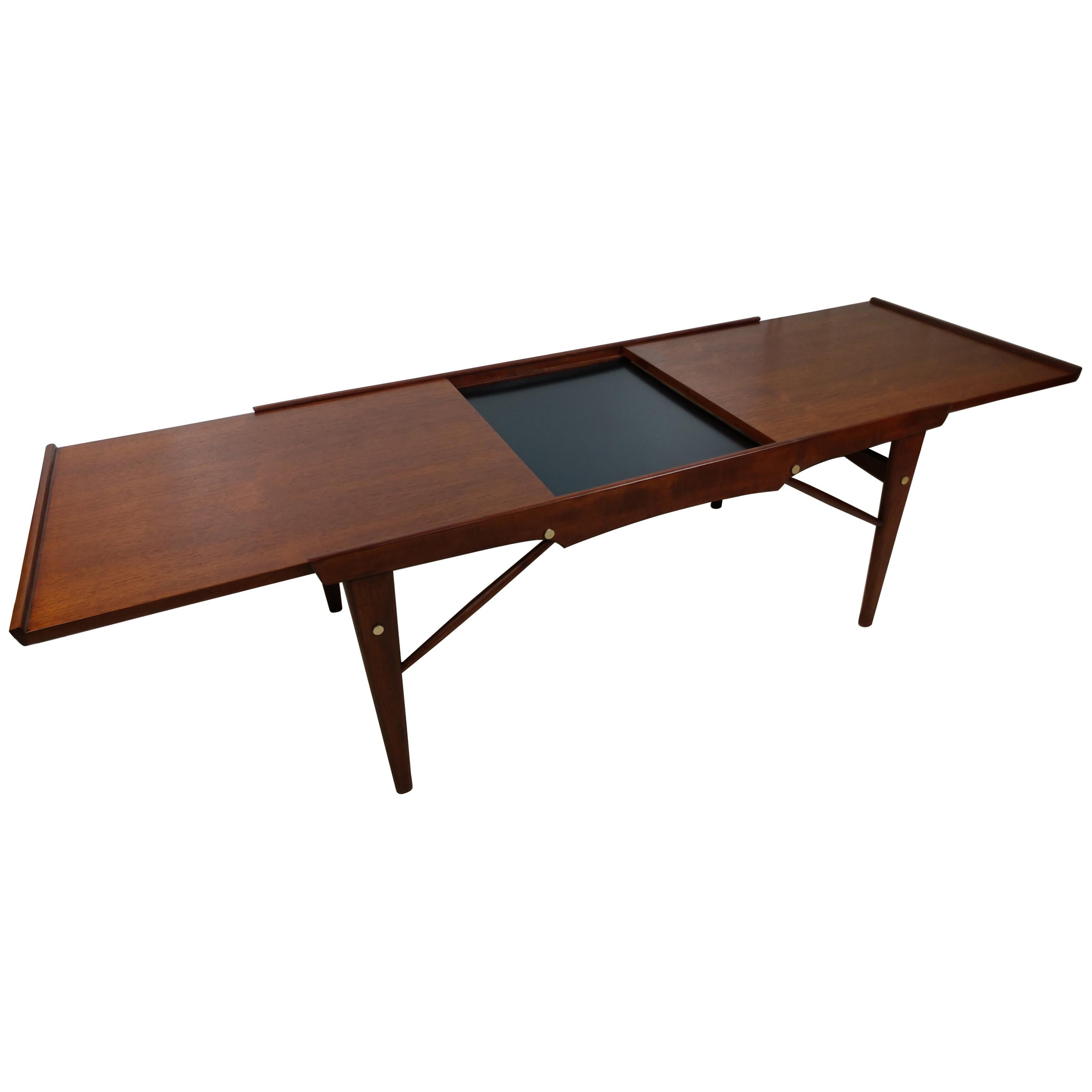 Mid-Century Modern Expanding Walnut Cocktail Table from the Netherlands For Sale