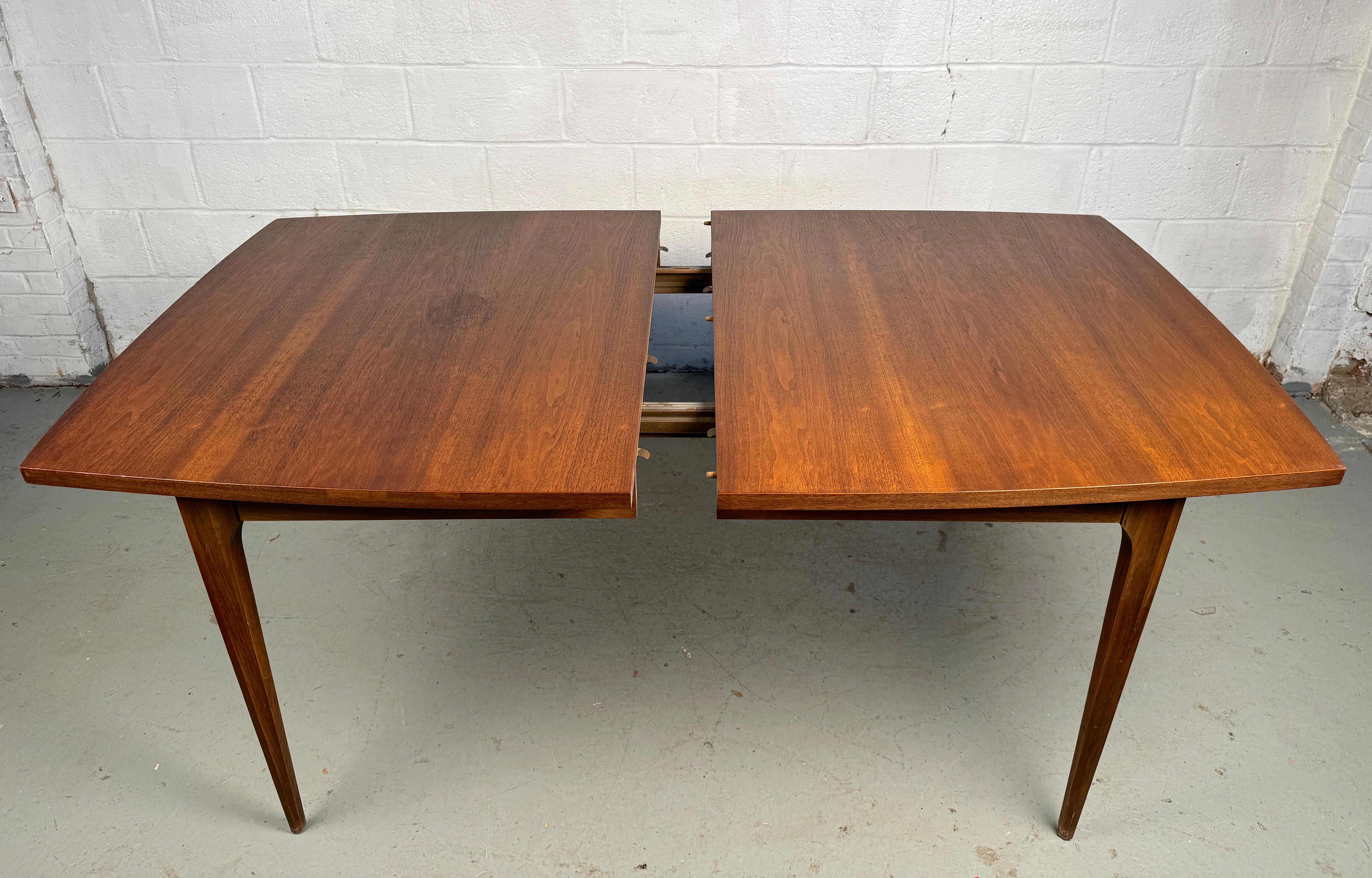 Table de salle à manger en noyer extensible The Moderns Modernity par Broyhill en vente 4