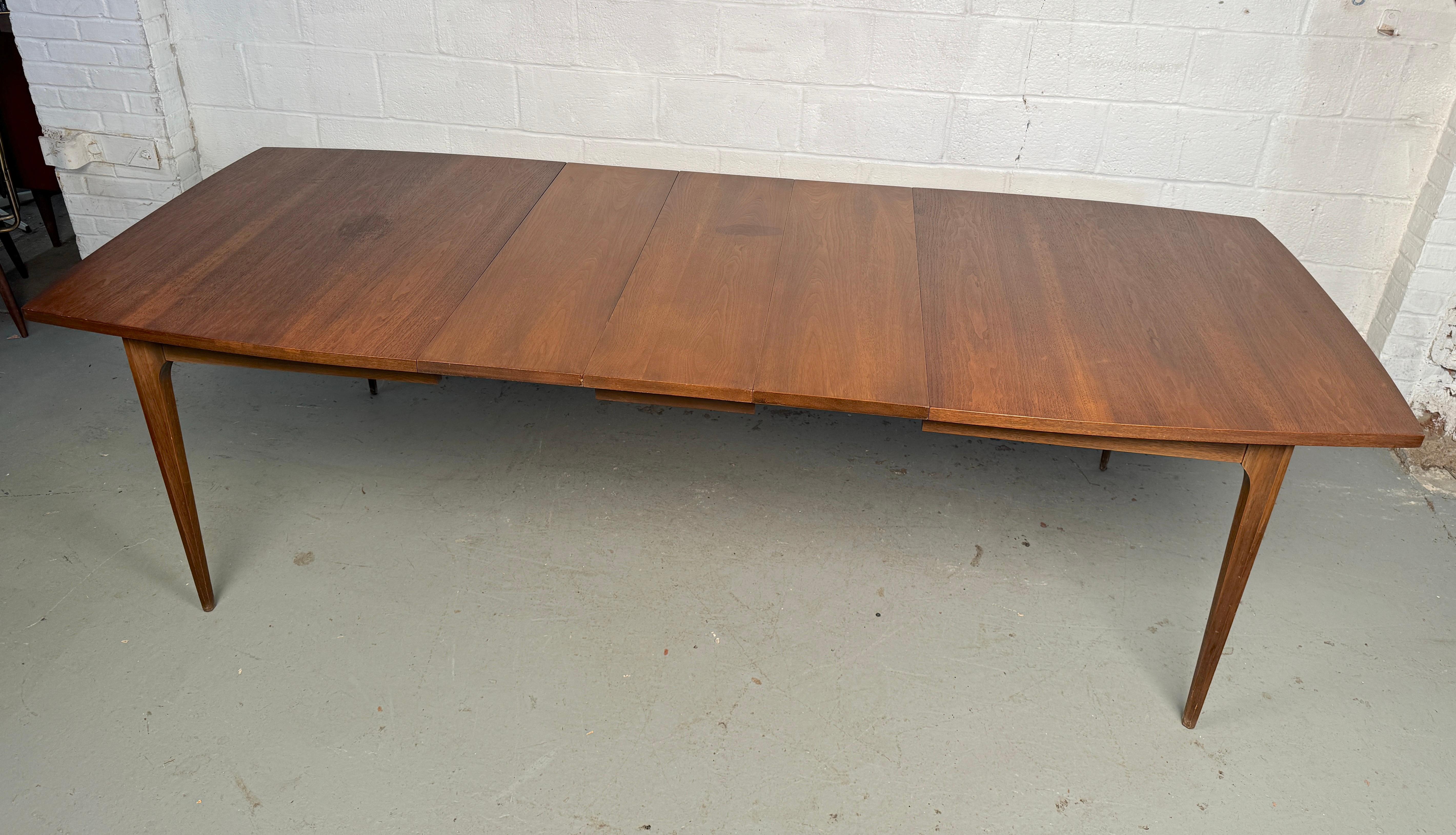 Table de salle à manger en noyer extensible The Moderns Modernity par Broyhill en vente 6