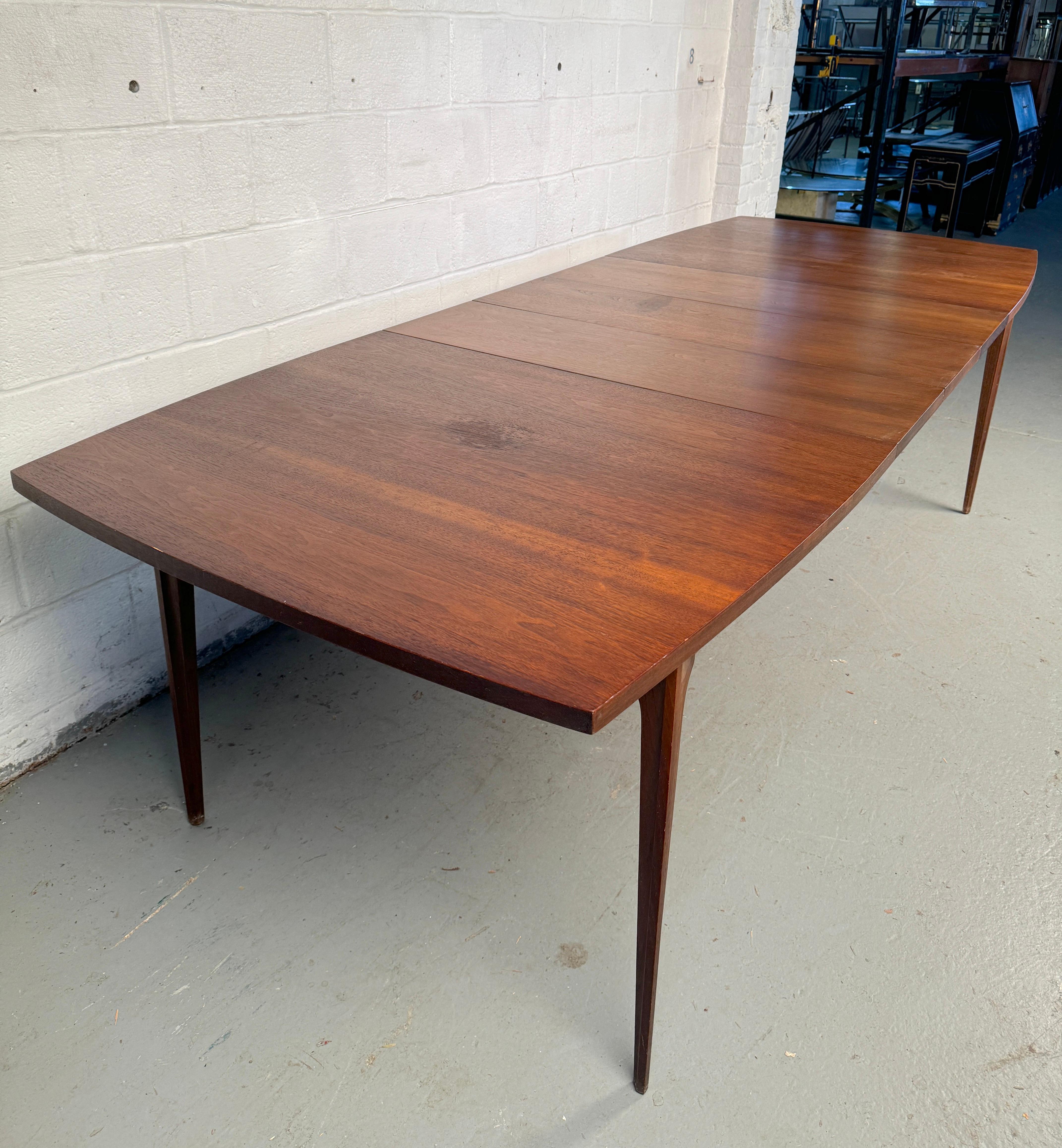 Table de salle à manger en noyer extensible The Moderns Modernity par Broyhill en vente 10