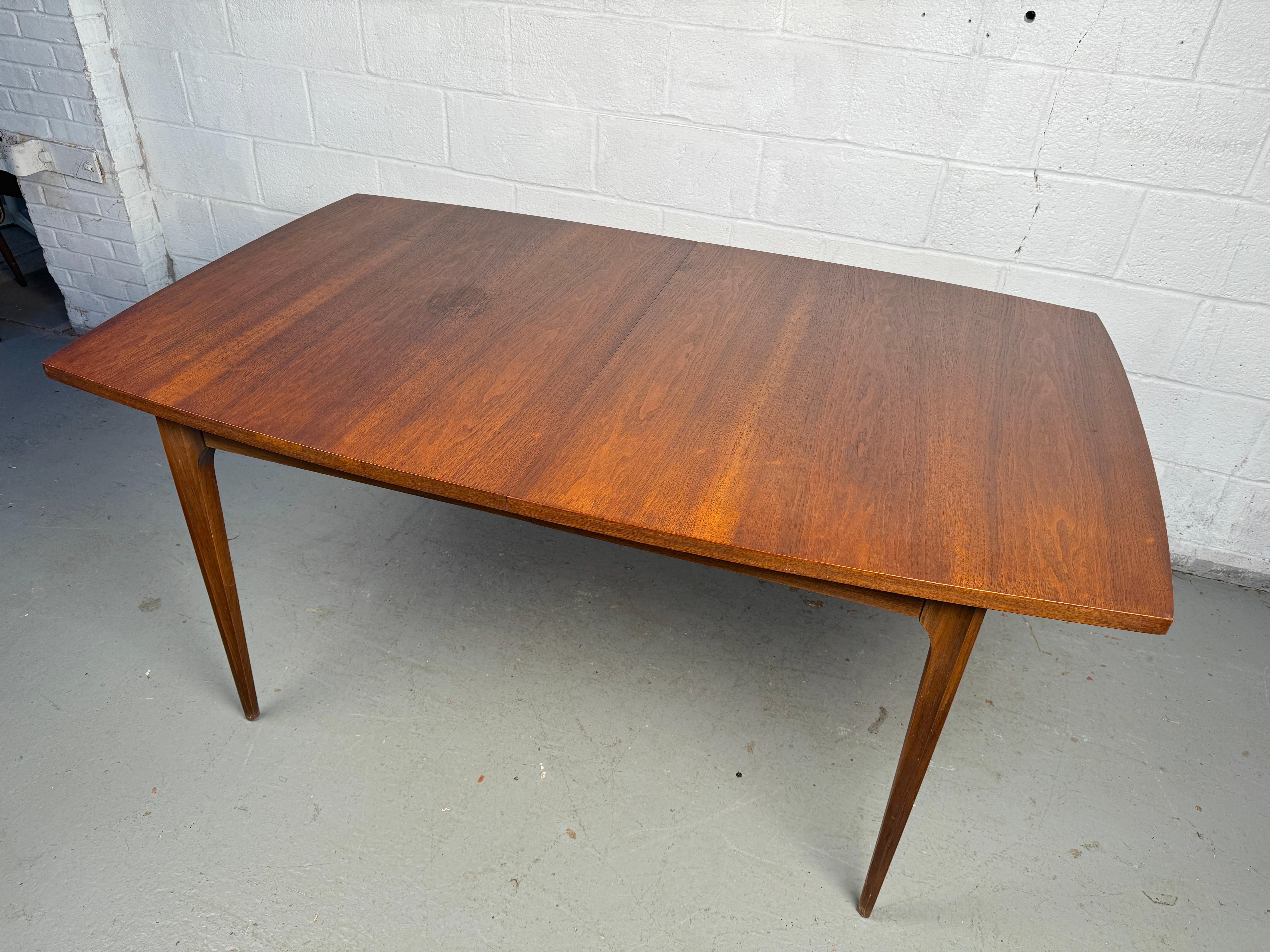 Mid-Century Modern Table de salle à manger en noyer extensible The Moderns Modernity par Broyhill en vente