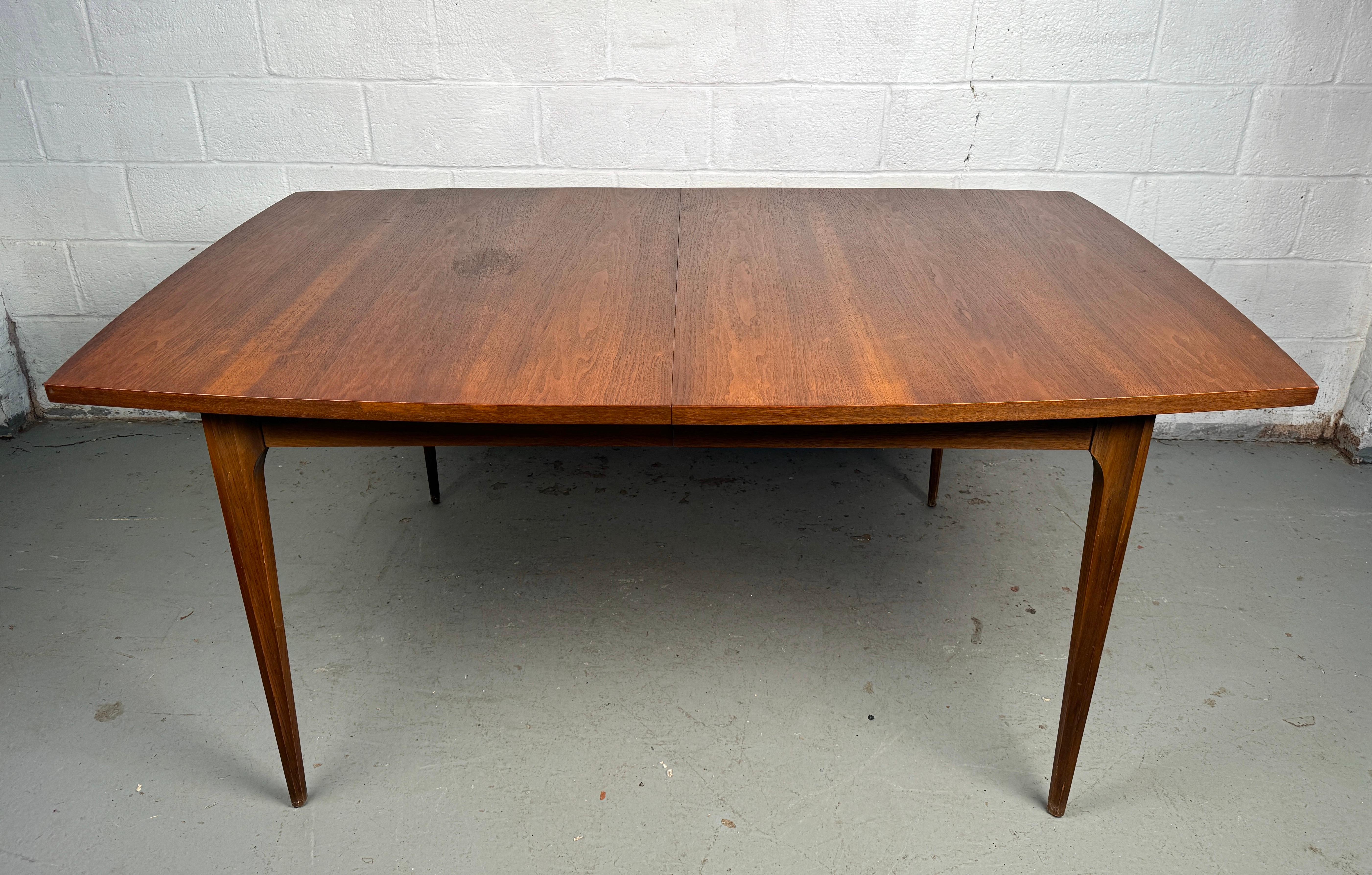 Américain Table de salle à manger en noyer extensible The Moderns Modernity par Broyhill en vente