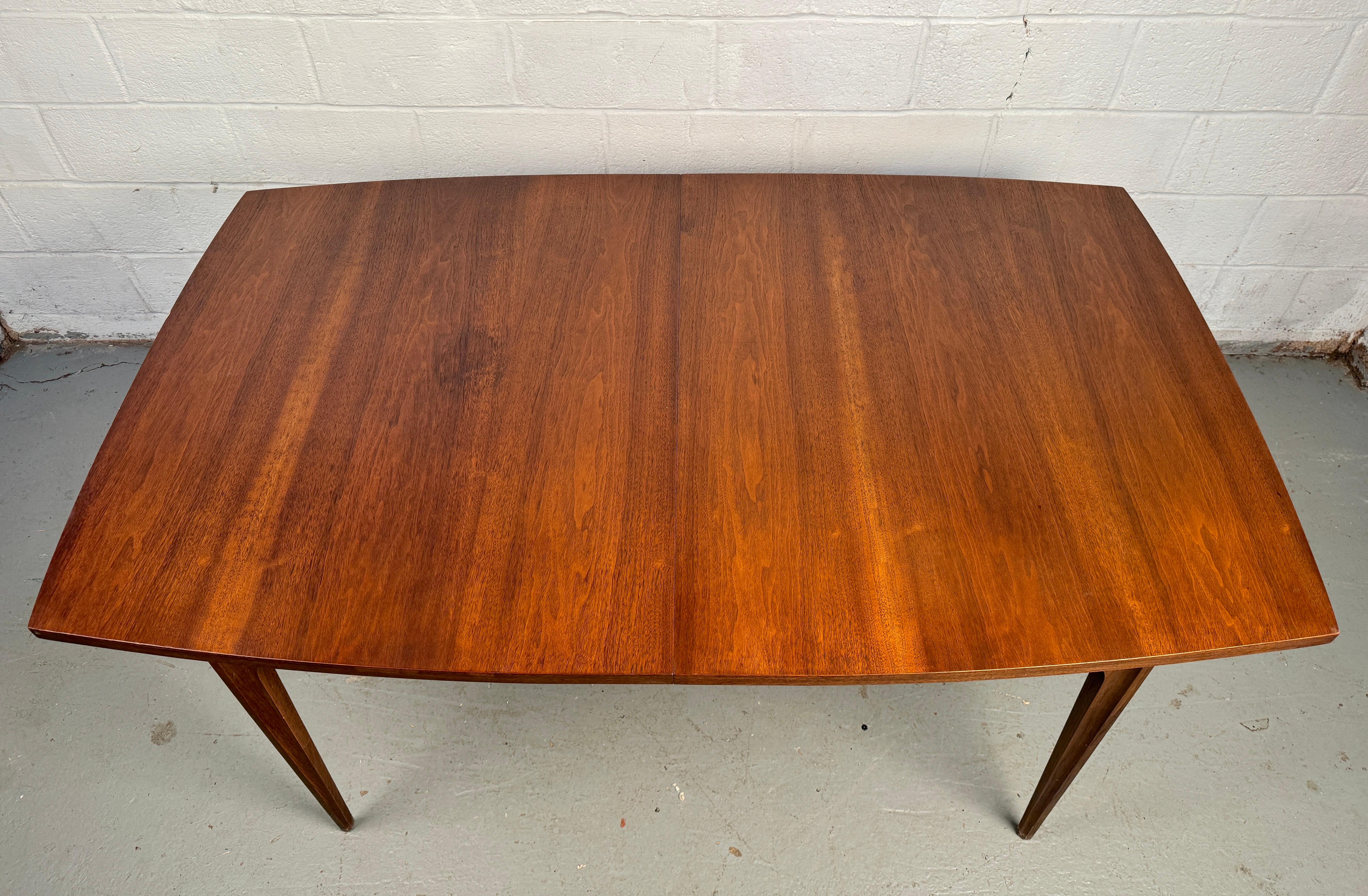 Table de salle à manger en noyer extensible The Moderns Modernity par Broyhill Bon état - En vente à Brooklyn, NY