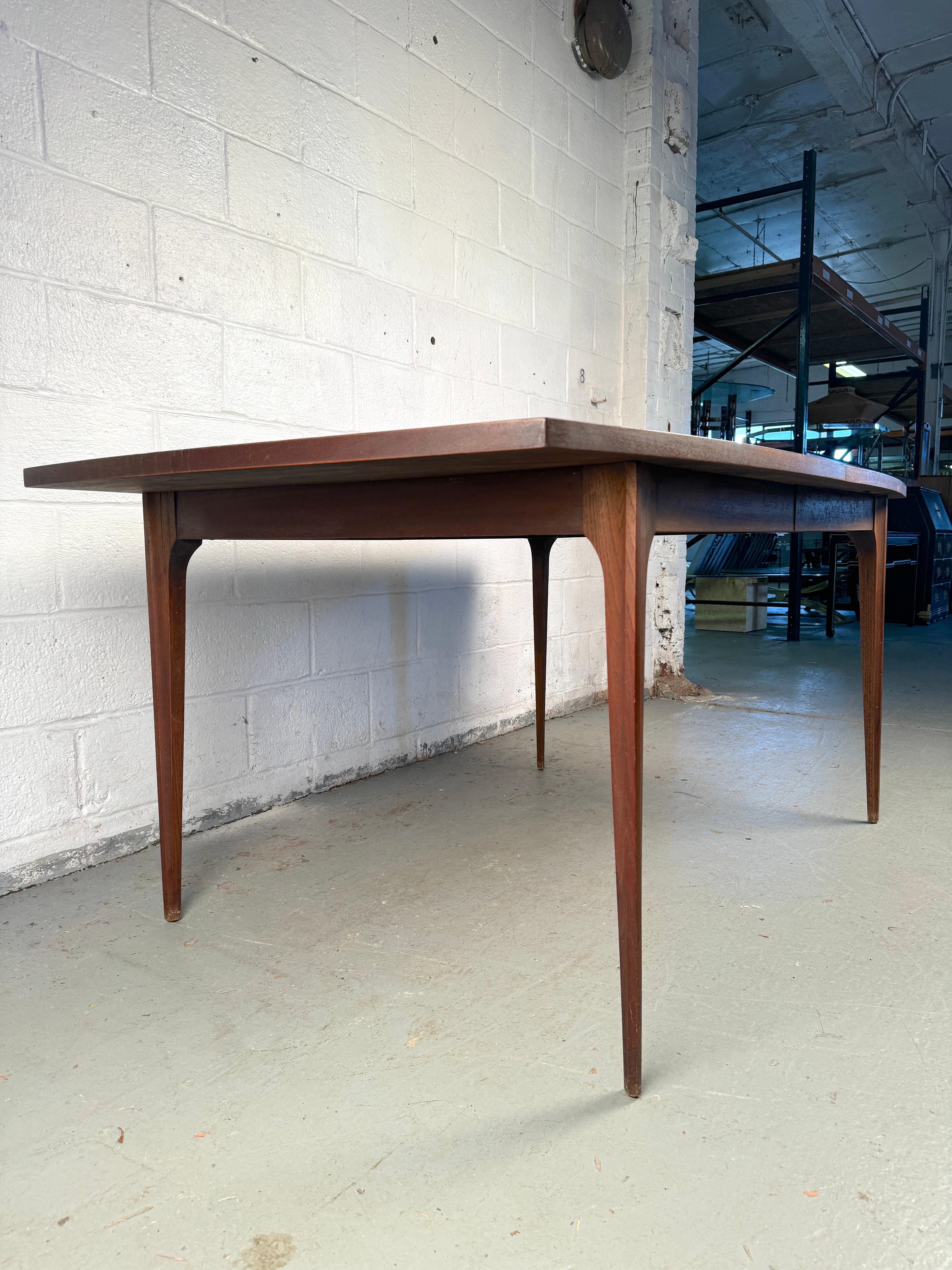 20ième siècle Table de salle à manger en noyer extensible The Moderns Modernity par Broyhill en vente