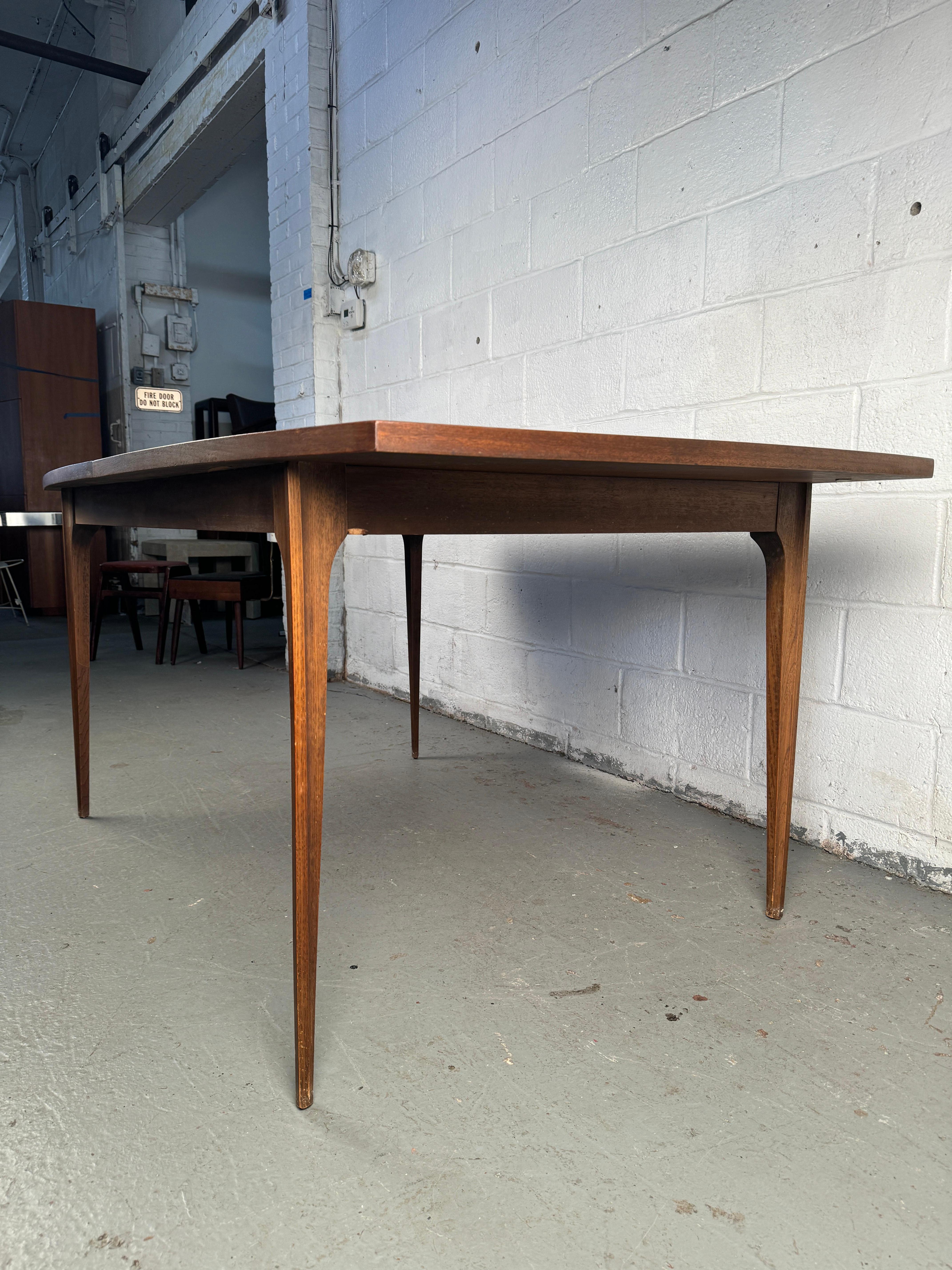 Noyer Table de salle à manger en noyer extensible The Moderns Modernity par Broyhill en vente