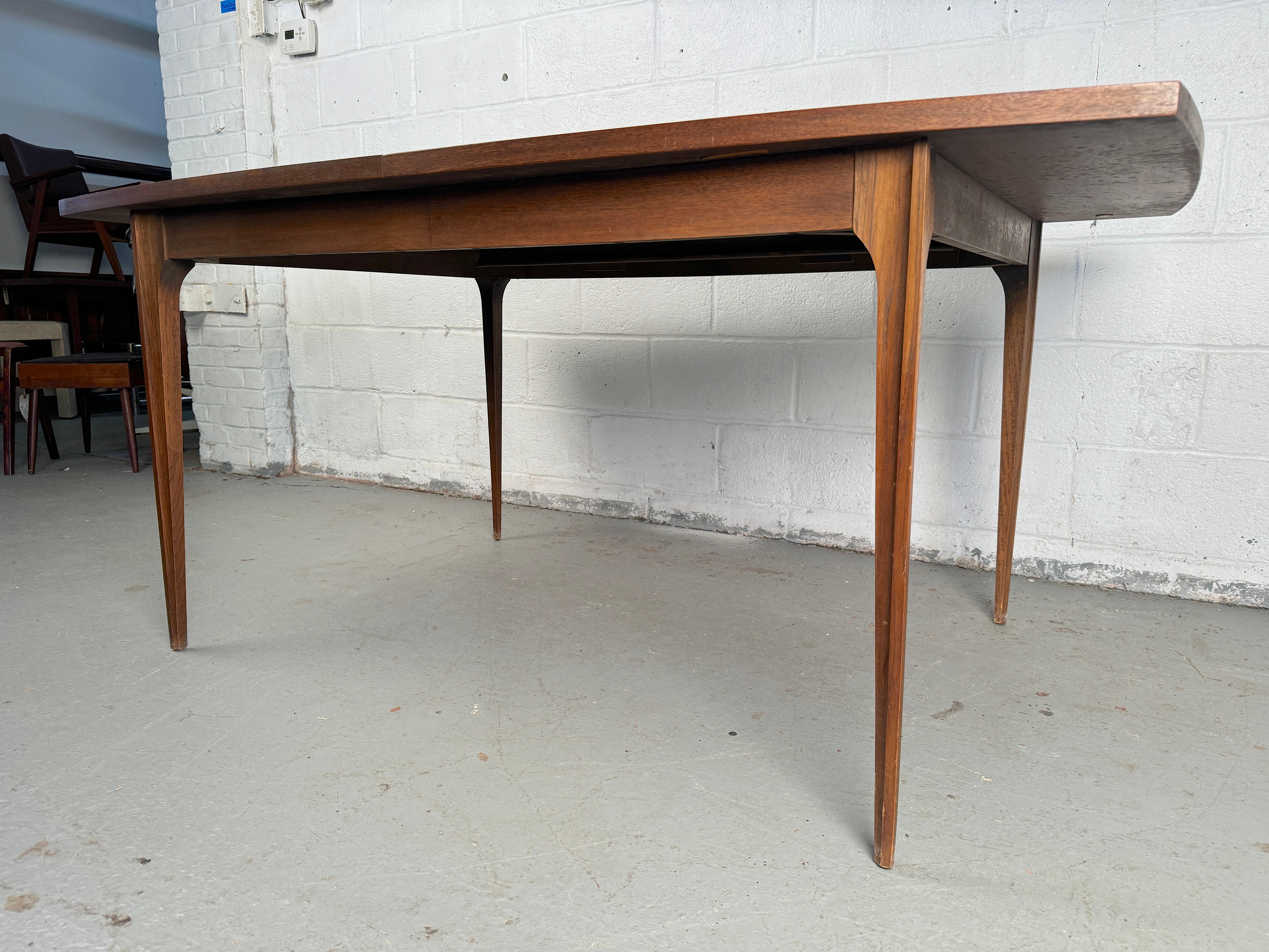 Table de salle à manger en noyer extensible The Moderns Modernity par Broyhill en vente 1