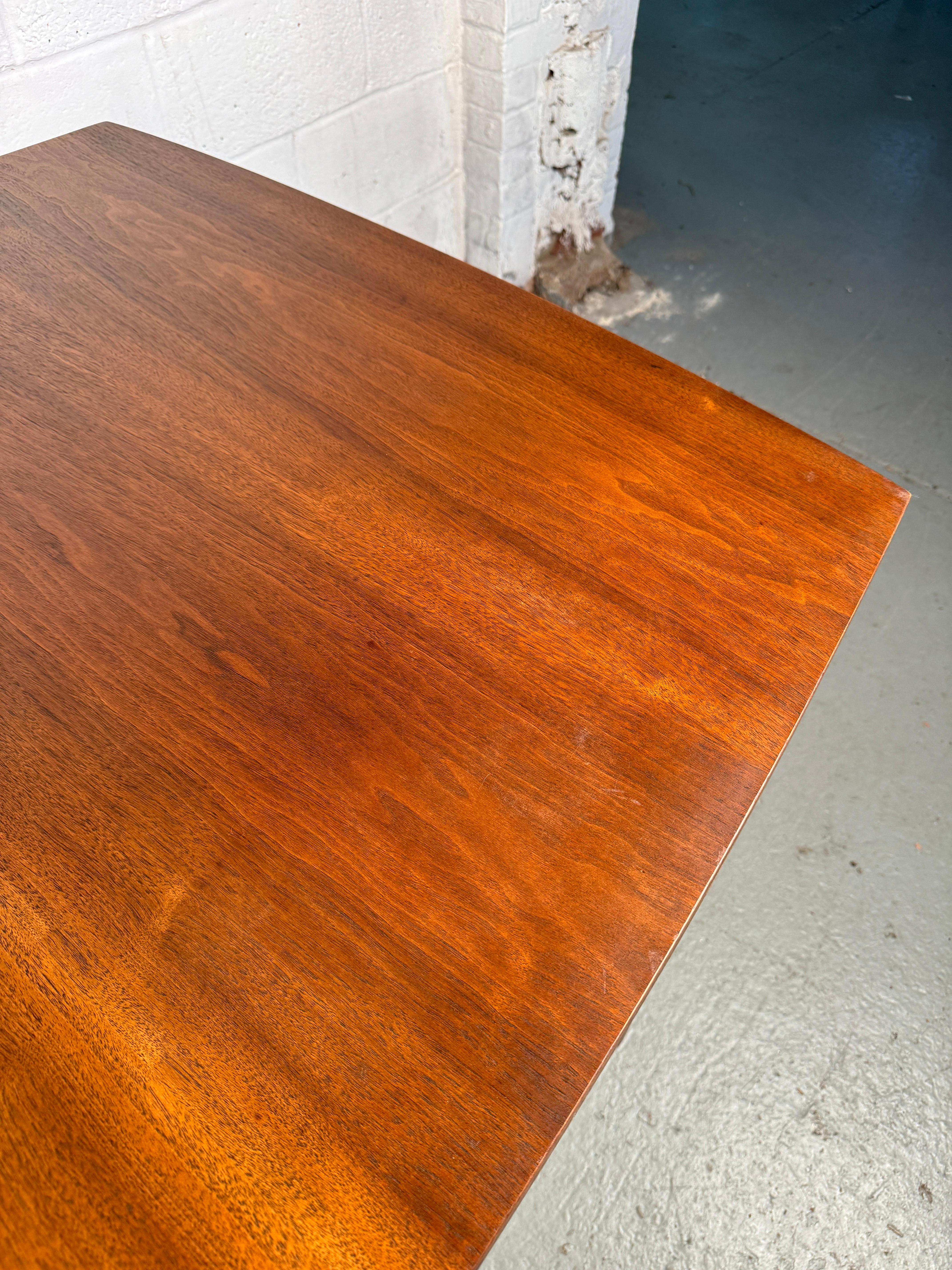 Table de salle à manger en noyer extensible The Moderns Modernity par Broyhill en vente 2