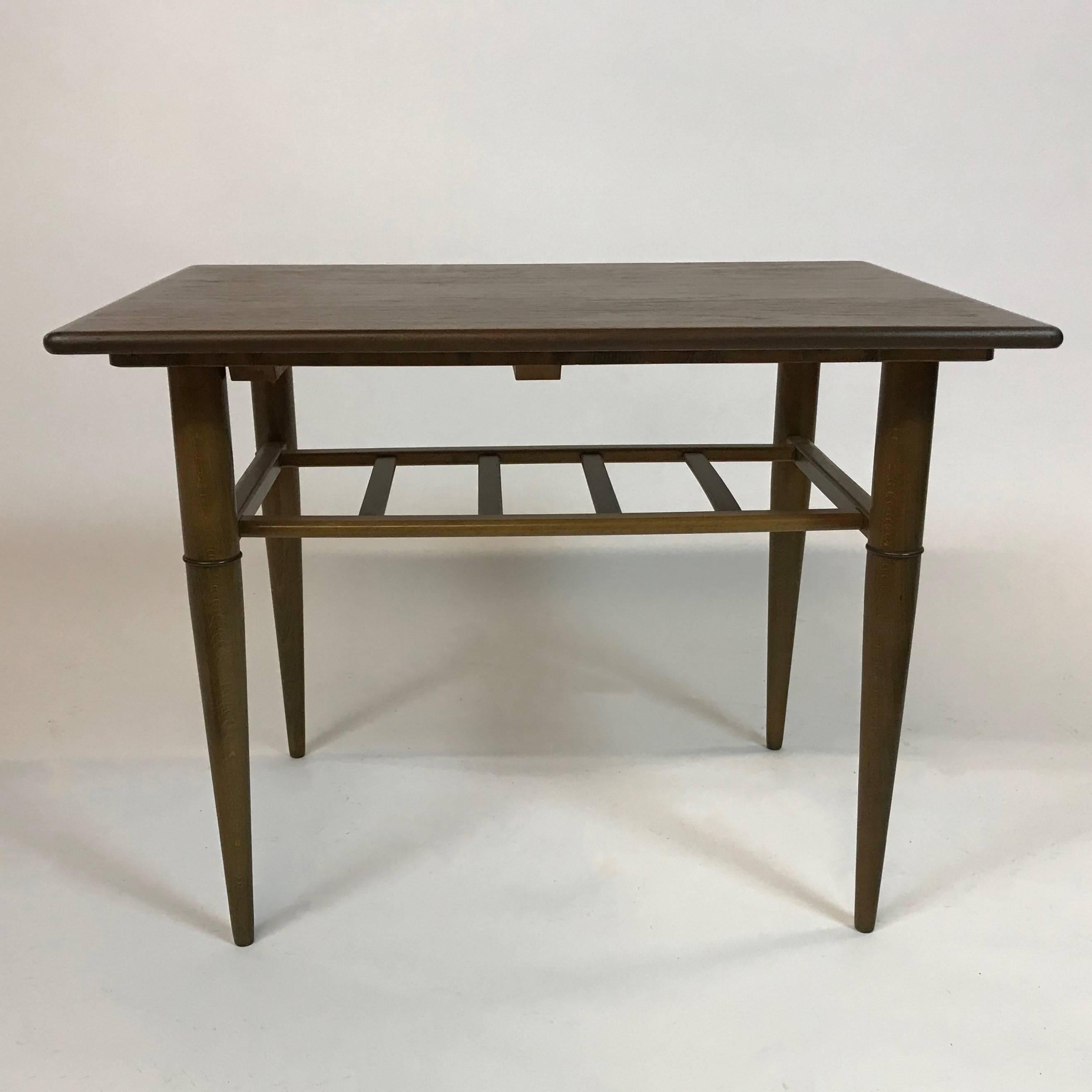 Mid-Century Modern Expanding Walnut Side Table In Excellent Condition In Brooklyn, NY