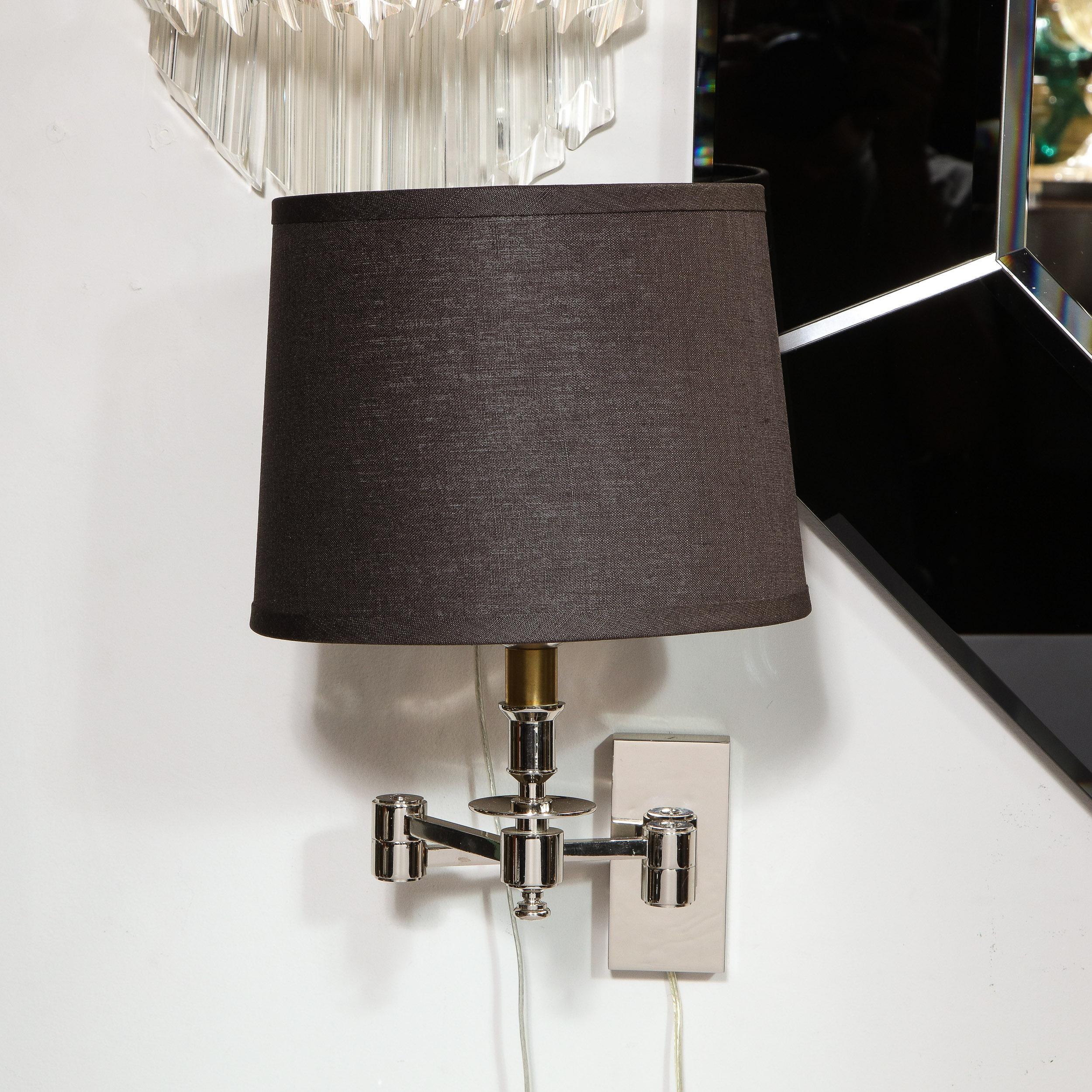 Questa splendida applique del Mid-Century Modern è stata realizzata negli Stati Uniti, intorno al 1970. Composto da nichel lucido, il pezzo offre una piastra posteriore rettangolare e due bracci uniti da rivetti cilindrici in nichel lucido, che