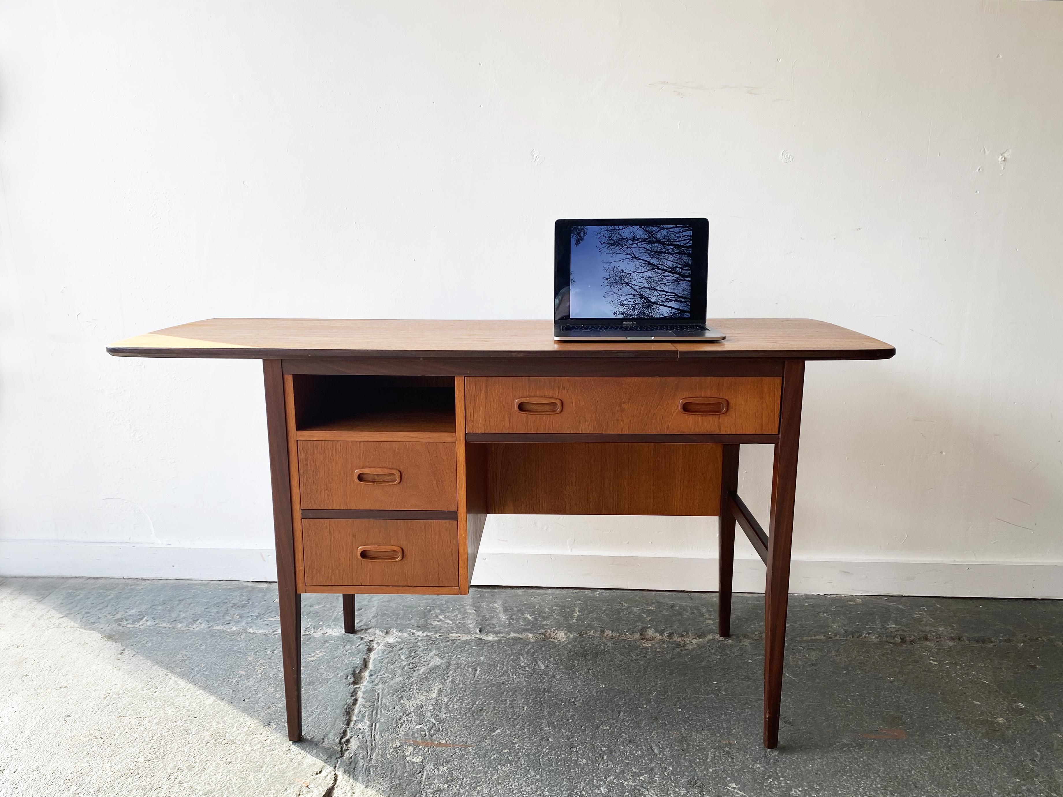 European Mid-Century Modern extendable desk by Uniflex