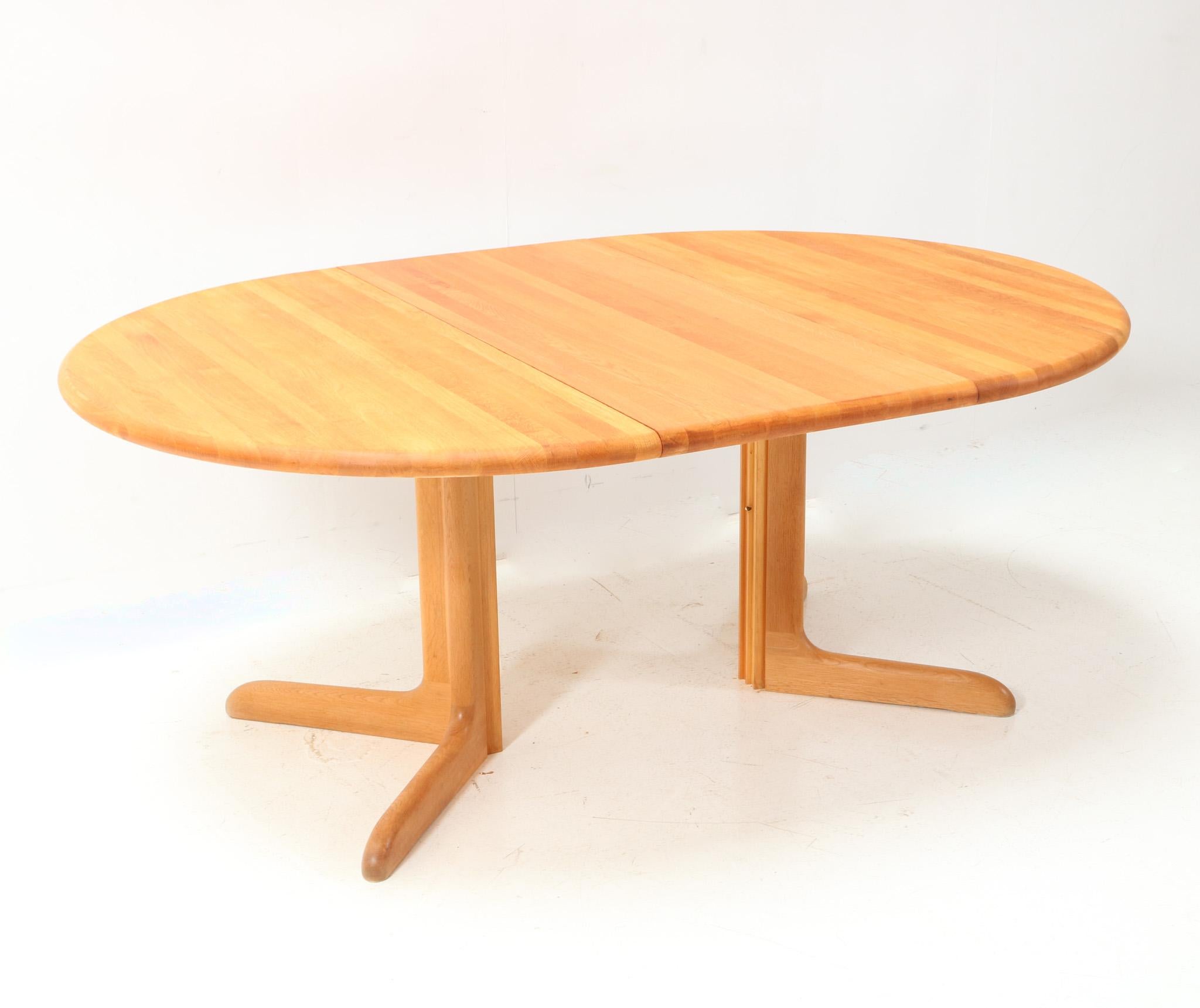 Magnificent and rare Mid-Century Modern extendable dining room table.
Design by Niels Otto Møller for J.L. Møllers Møbelfabrik.
Solid oak base with original solid oak top.
Measurements of the original solid oak extension: 51.5 cm or 20.28