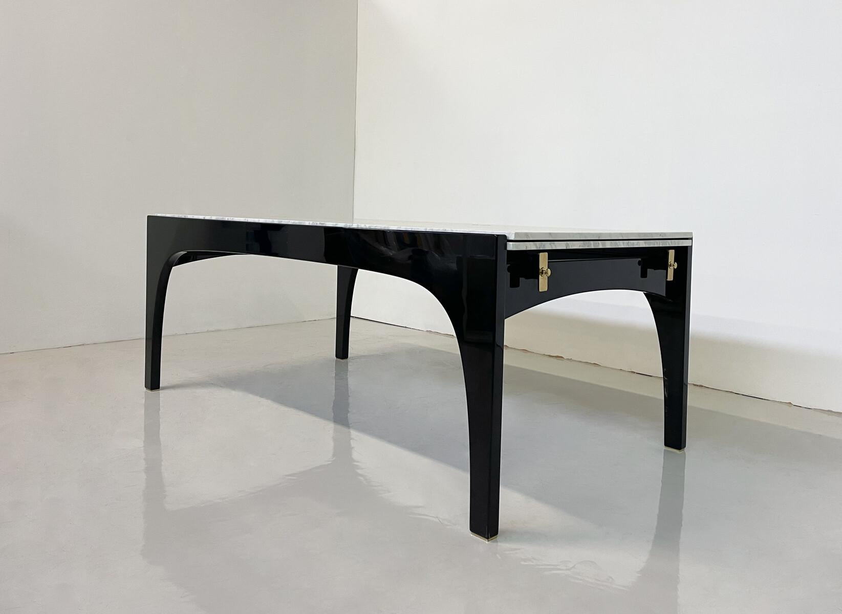 Mid-Century Modern Extendable Dining Table by Ignazio Gardella for MisuraEmme , Italy, 1980s

Closed : D:  100 cm    H:  75 cm    W:  200 cm 

Open: D:  100 cm    H:  75 cm   W:  320,5 cm 