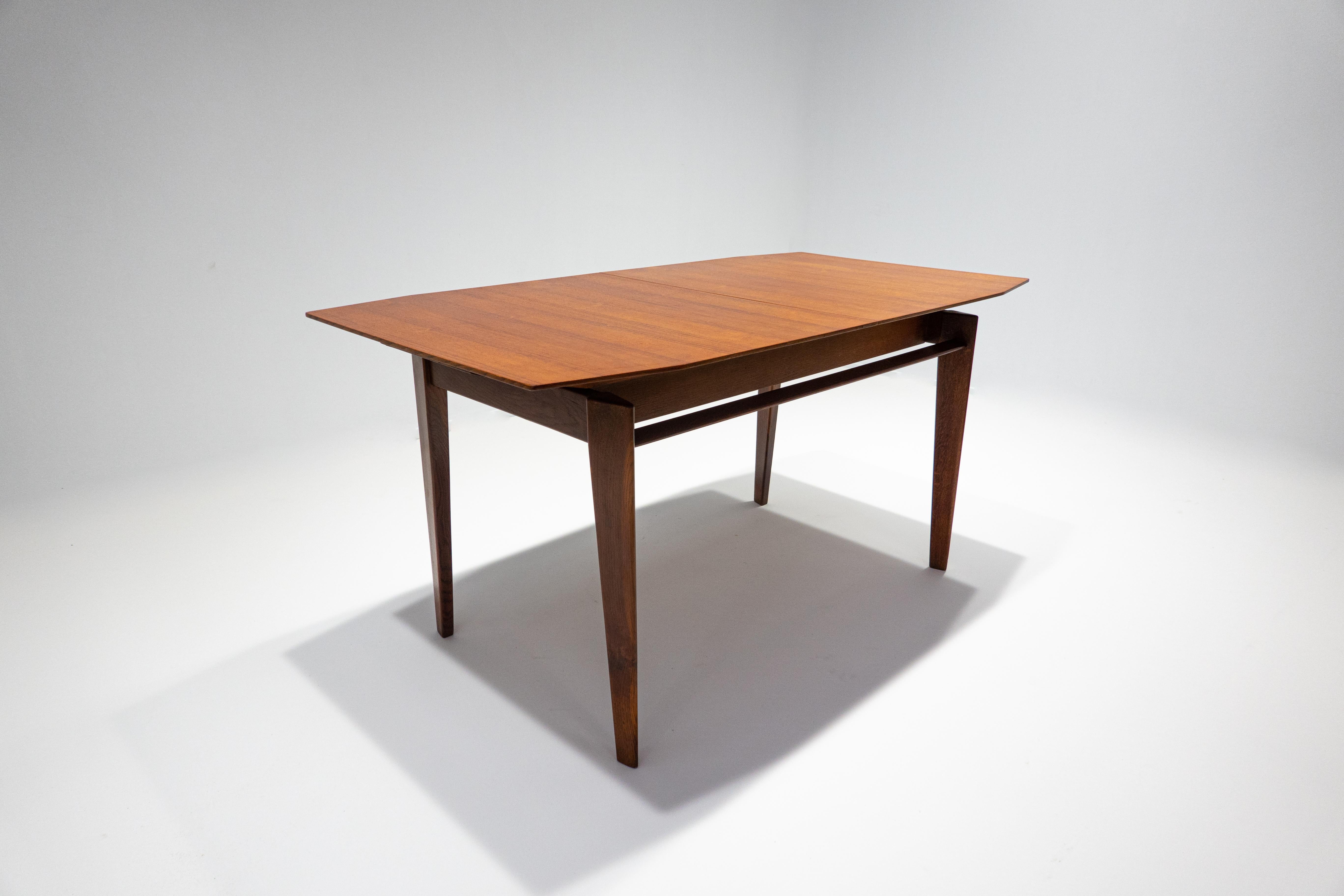 Mid-Century Modern extendable dining table by Vittorio Dassi, Teak, Italy, 1950s

Measures: W : 159.5 cm to 219.5 cm.