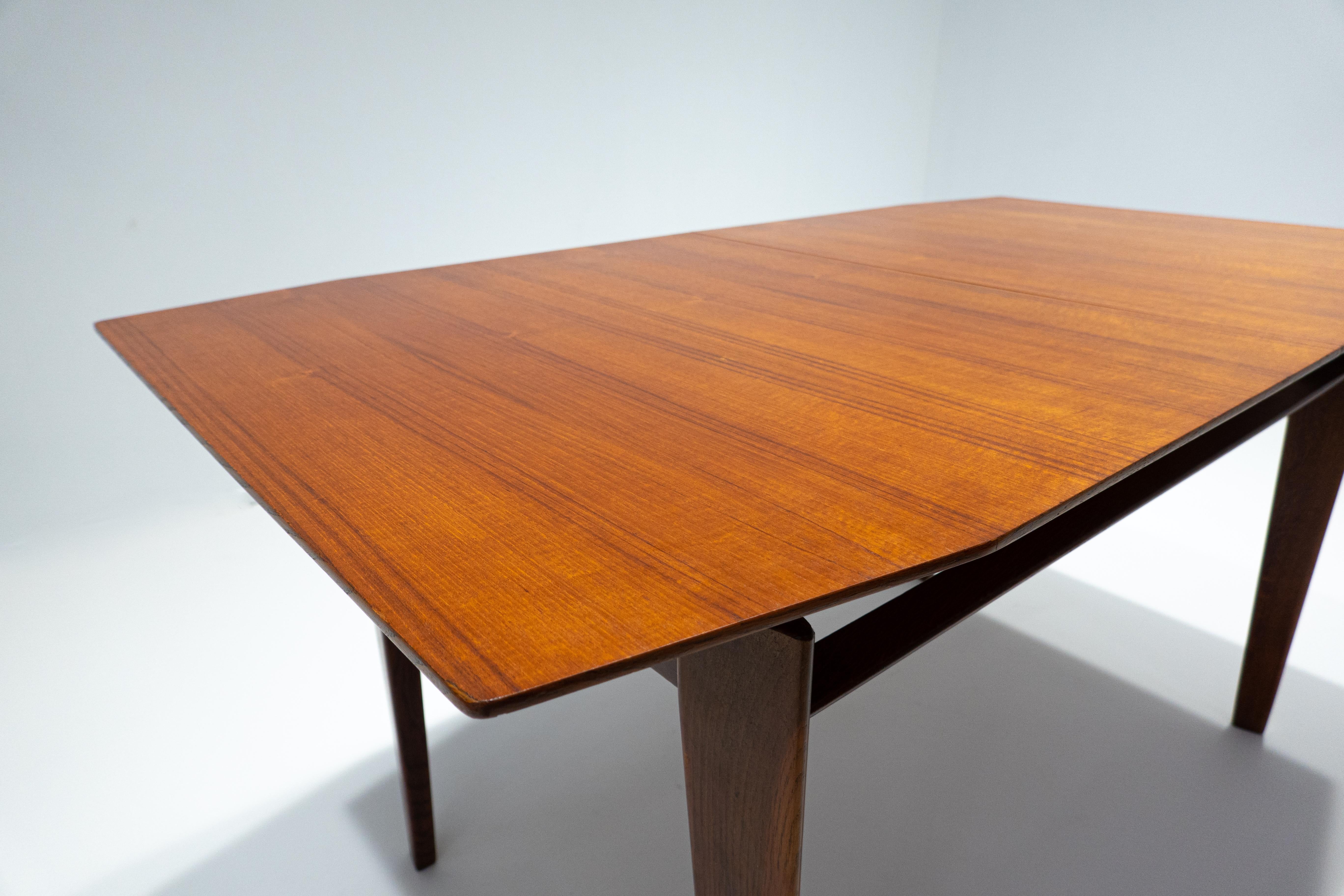 Mid-Century Modern Extendable Dining Table by Vittorio Dassi, Teak, Italy, 1950s In Good Condition For Sale In Brussels, BE