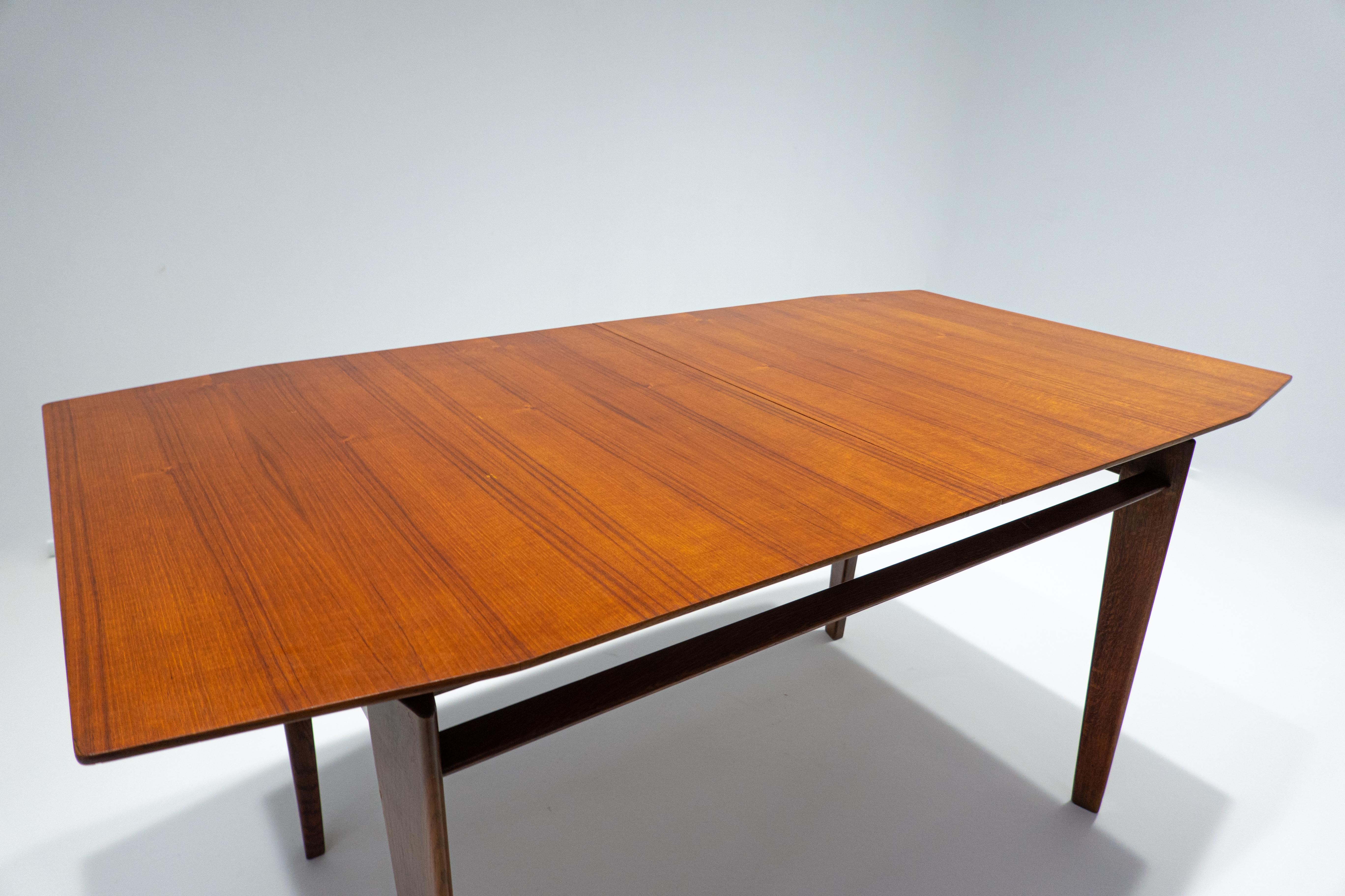 20th Century Mid-Century Modern Extendable Dining Table by Vittorio Dassi, Teak, Italy, 1950s For Sale
