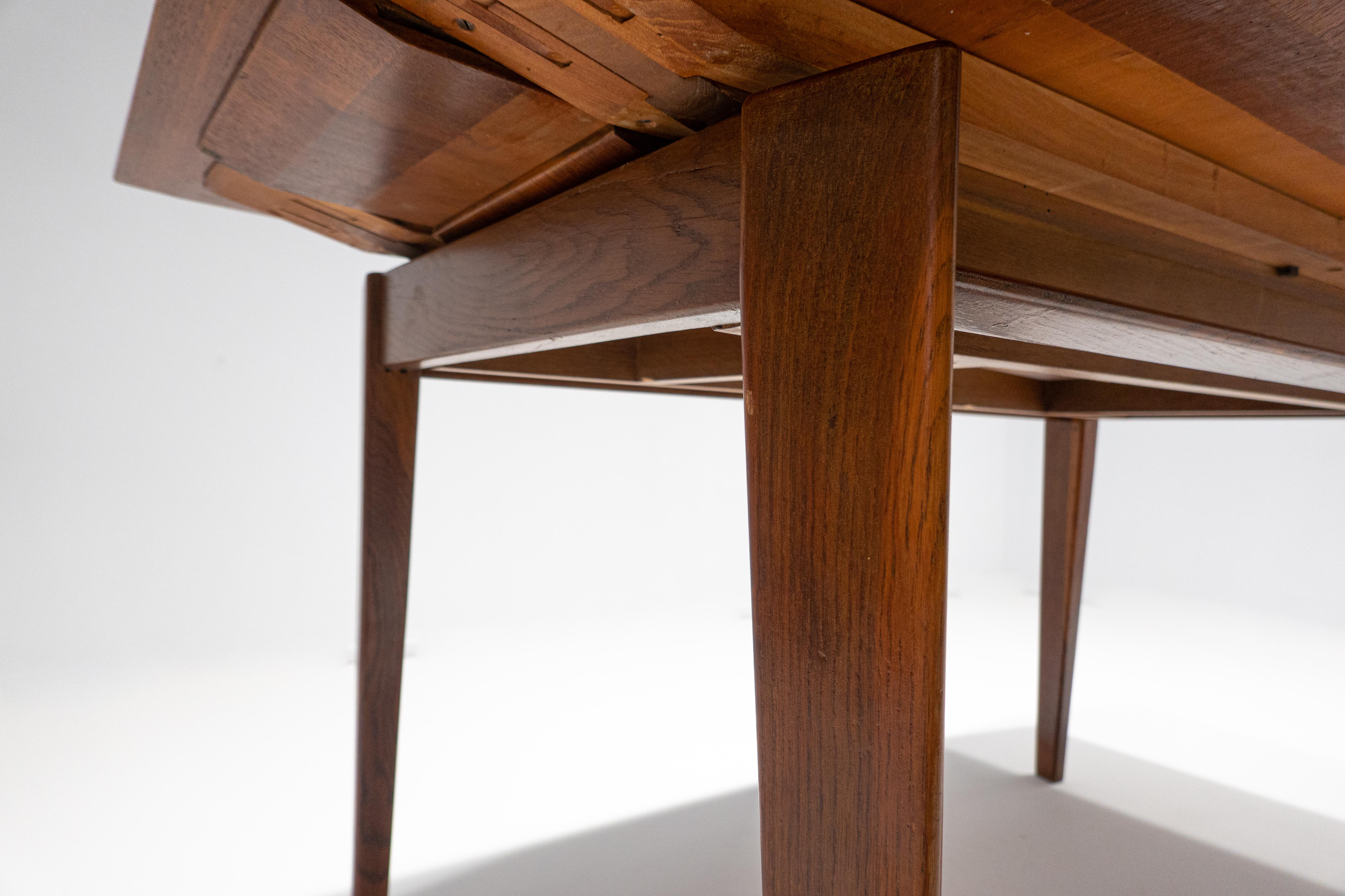 Mid-Century Modern Extendable Dining Table by Vittorio Dassi, Teak, Italy, 1950s For Sale 1