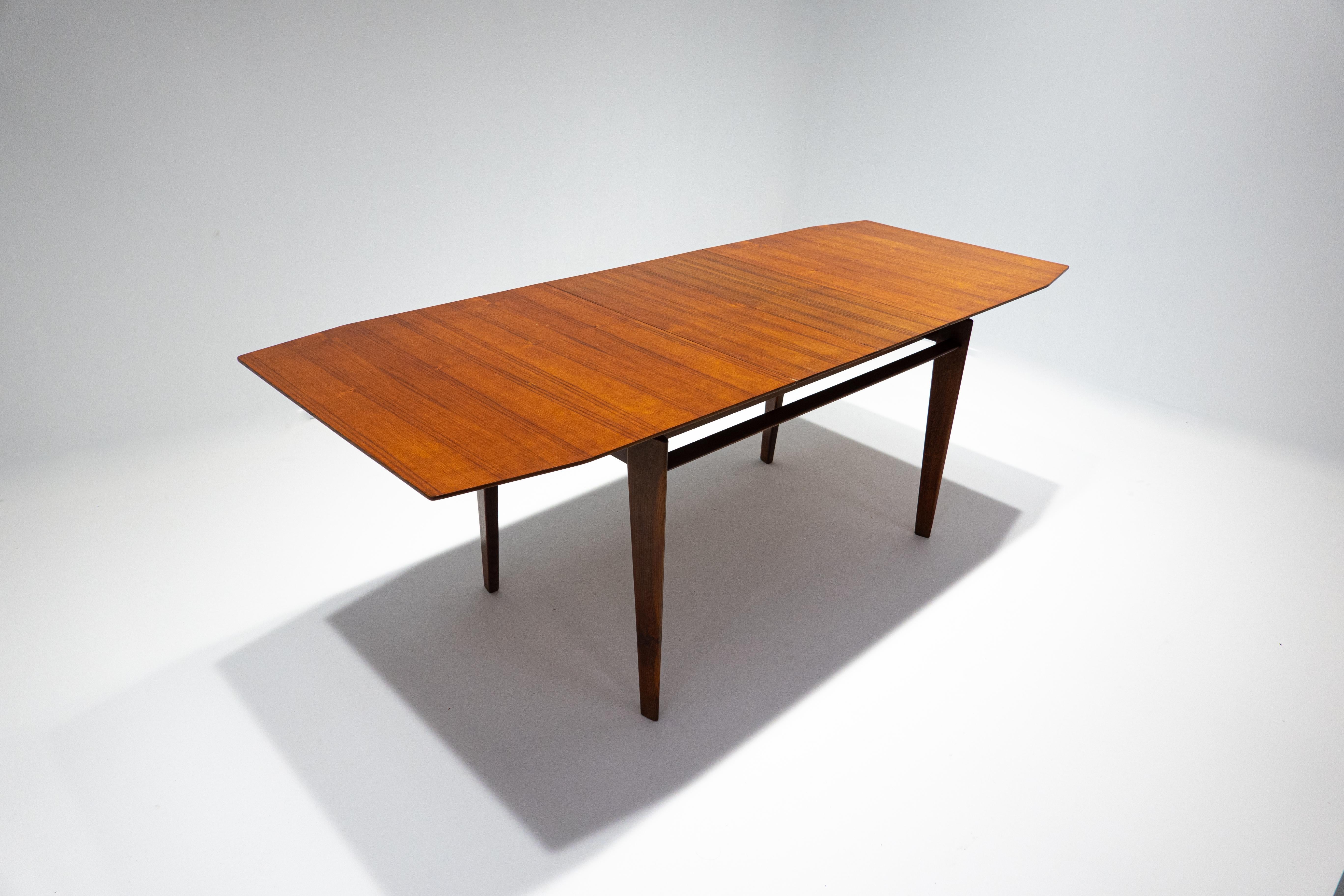 Mid-Century Modern Extendable Dining Table by Vittorio Dassi, Teak, Italy, 1950s For Sale 2