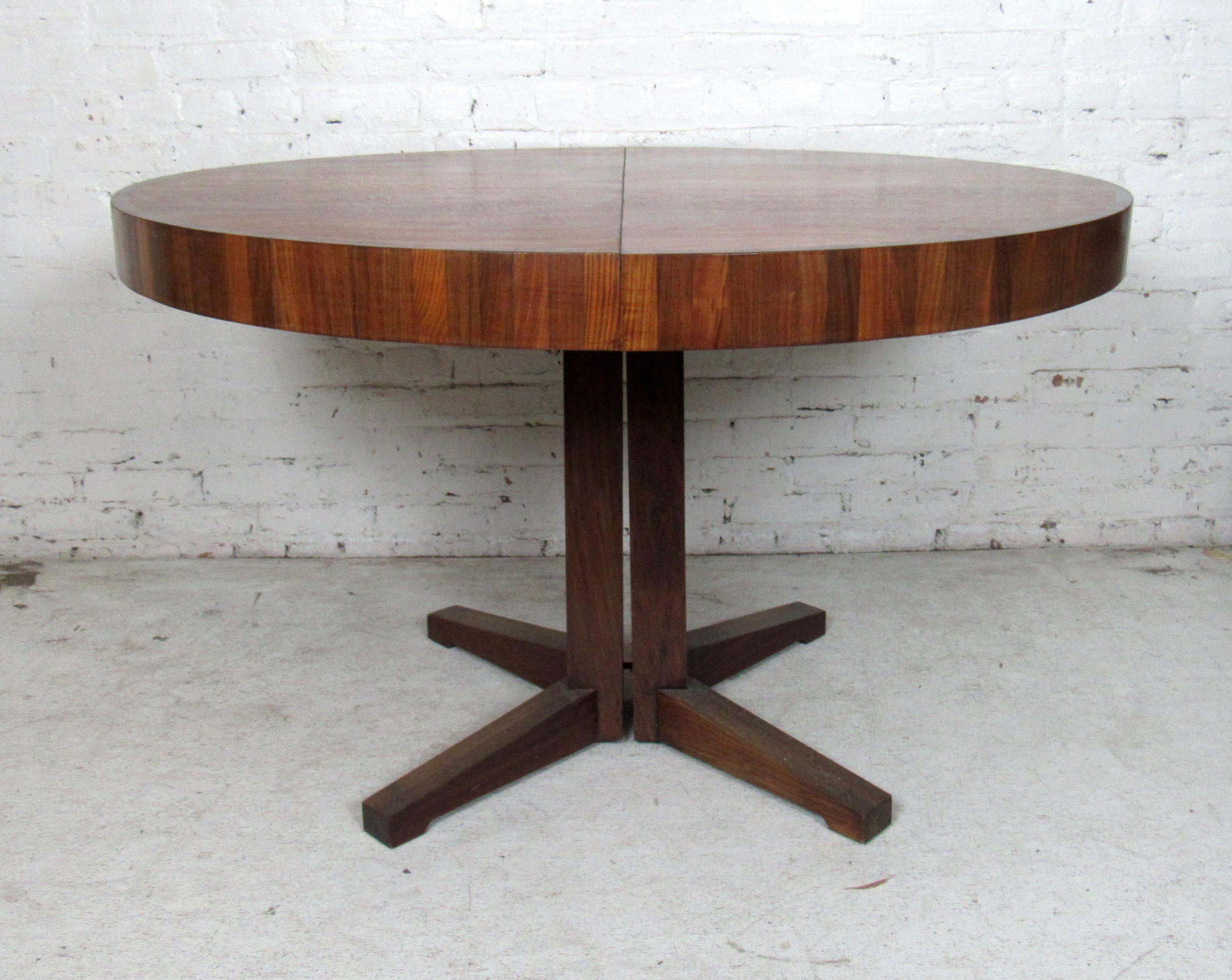 Mid-Century Modern Extendable Dining Table In Good Condition In Brooklyn, NY