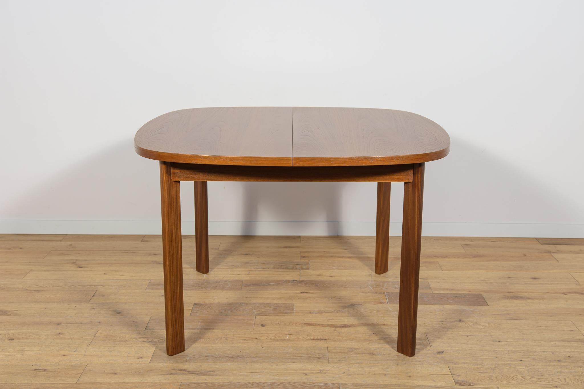 Questo tavolo da pranzo allungabile è stato prodotto da G-Plan negli anni Sessanta. Gli elementi in teak sono stati puliti dal vecchio rivestimento e verniciati con tinta Oak e rifiniti con una robusta lacca semi-opaca. Il tavolo è dotato di un